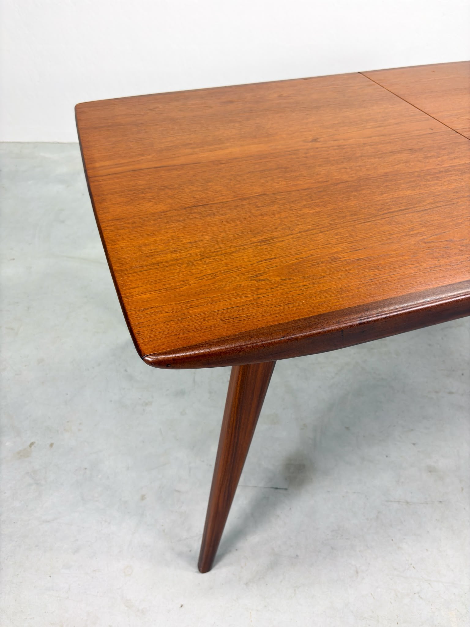 'Milaan' Eetkamertafel van Louis van Teeffelen voor Wébé (18).jpeg