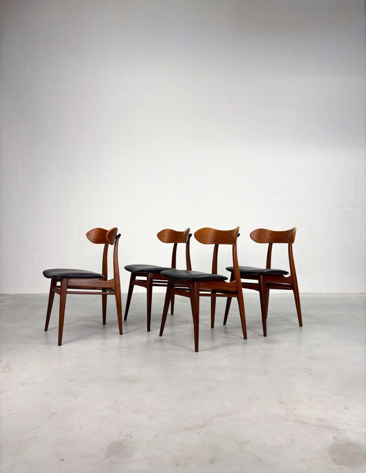 Set 'Kastrup' Eetkamerstoelen van Louis van Teeffelen (2).jpeg