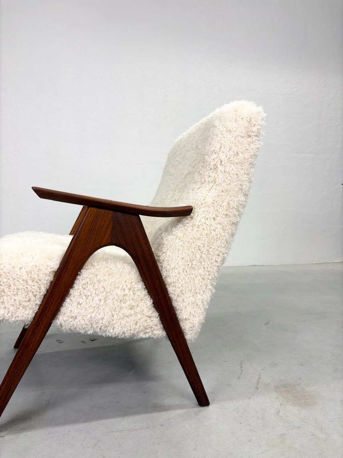 Mid-century Fauteuil met Fluffy Stof (1).jpeg