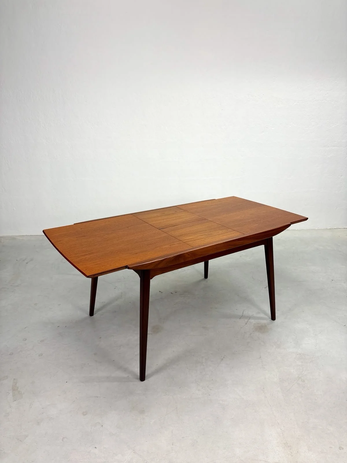 'Milaan' Eettafel van Louis van Teeffelen (2).jpeg