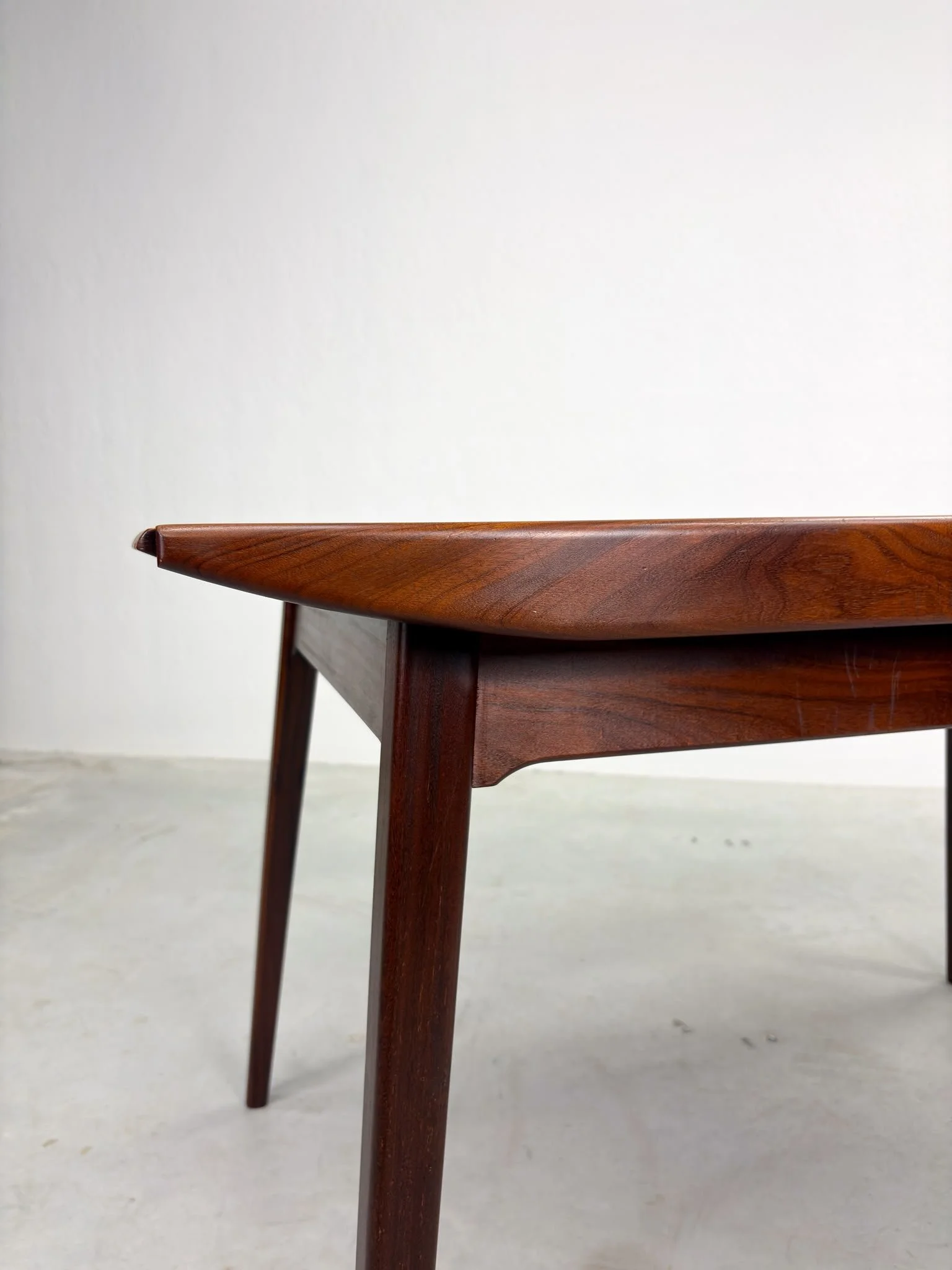 'Milaan' Eettafel van Louis van Teeffelen (8).jpeg