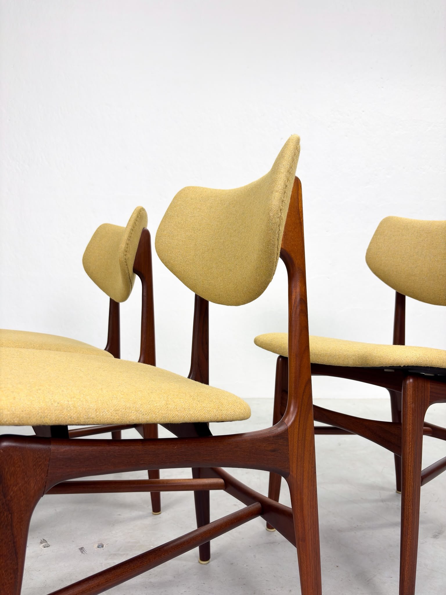 'Hamar' Eetkamerstoelen Louis van Teeffelen voor Wébé (6).jpeg