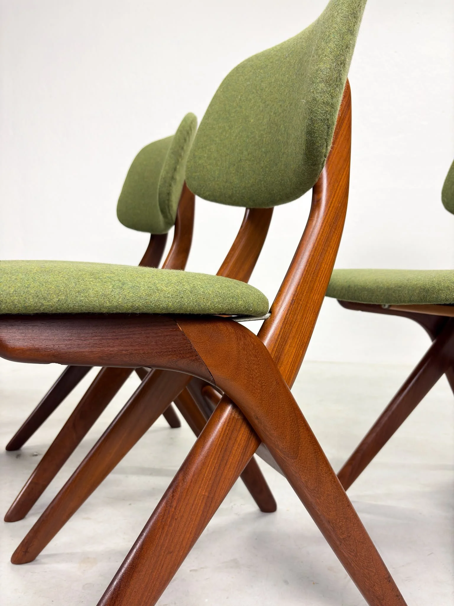 Set 'Scissor' Eetkamerstoelen van Louis van Teeffelen (3).jpeg