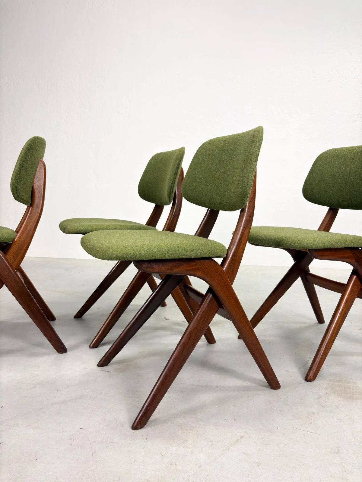 Set 'Scissor' Eetkamerstoelen van Louis van Teeffelen (17).jpeg