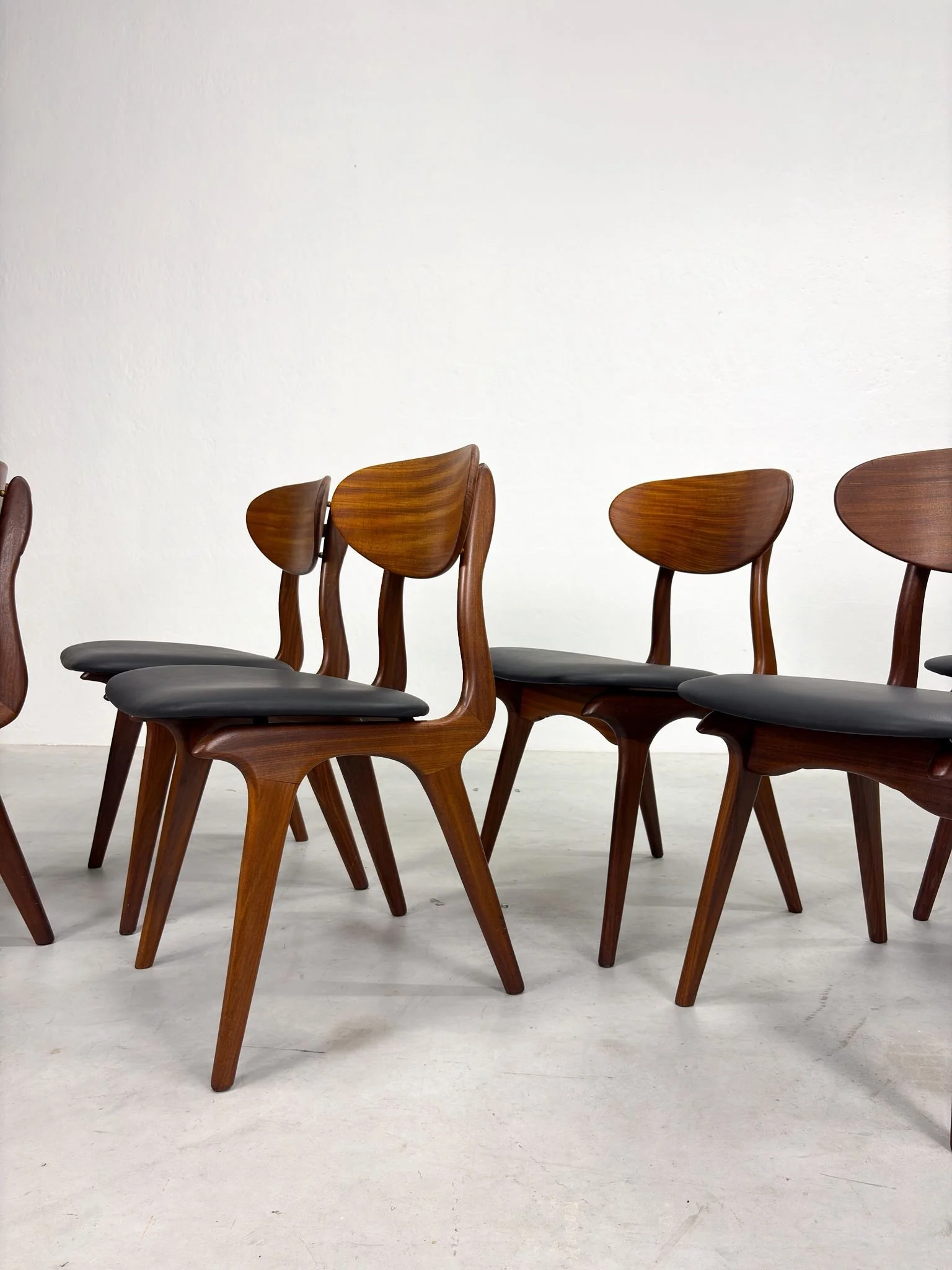 Set 'Snavel' Eetkamerstoelen van Louis van Teeffelen (17).jpeg