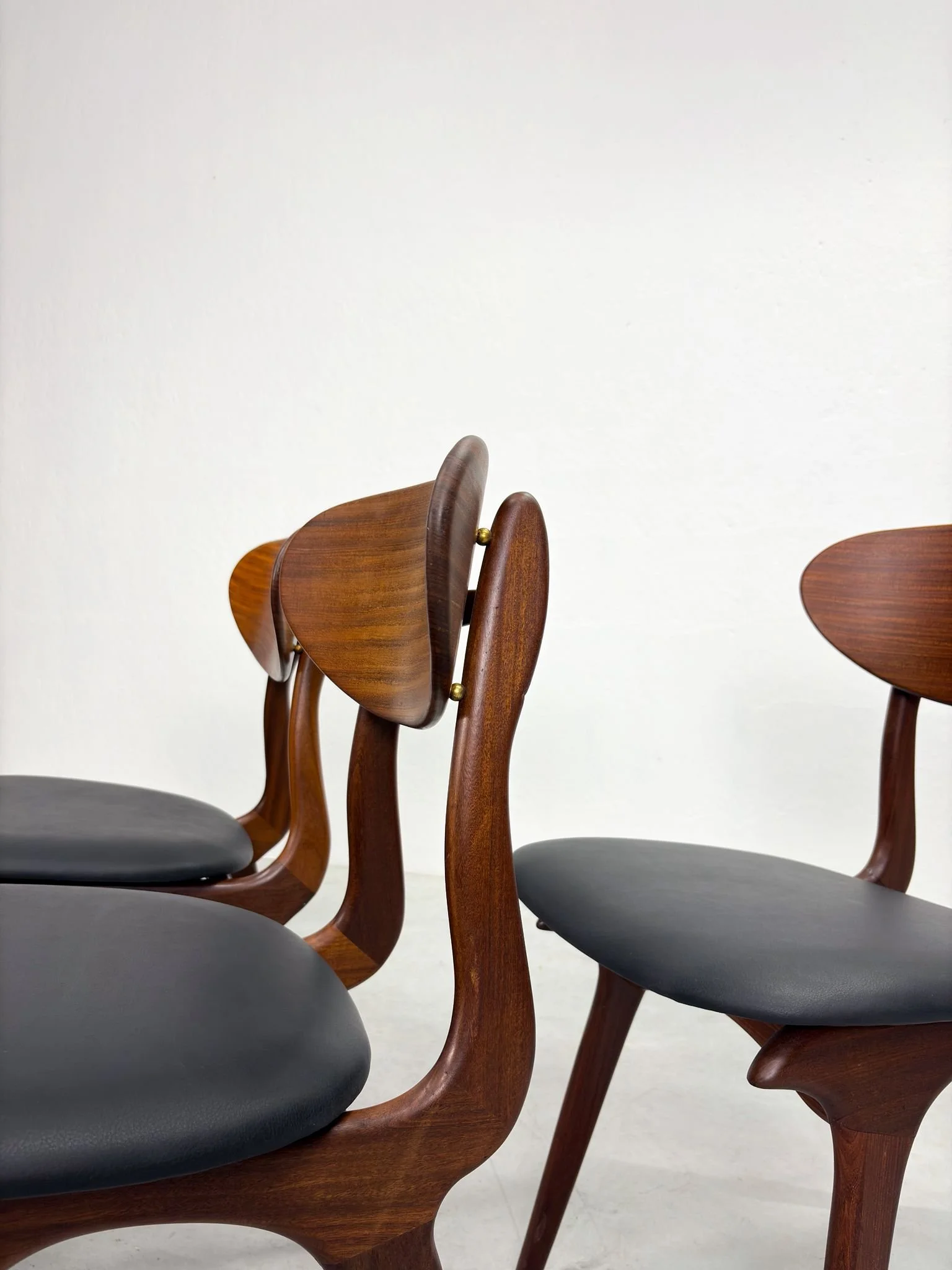 Set 'Snavel' Eetkamerstoelen van Louis van Teeffelen (15).jpeg