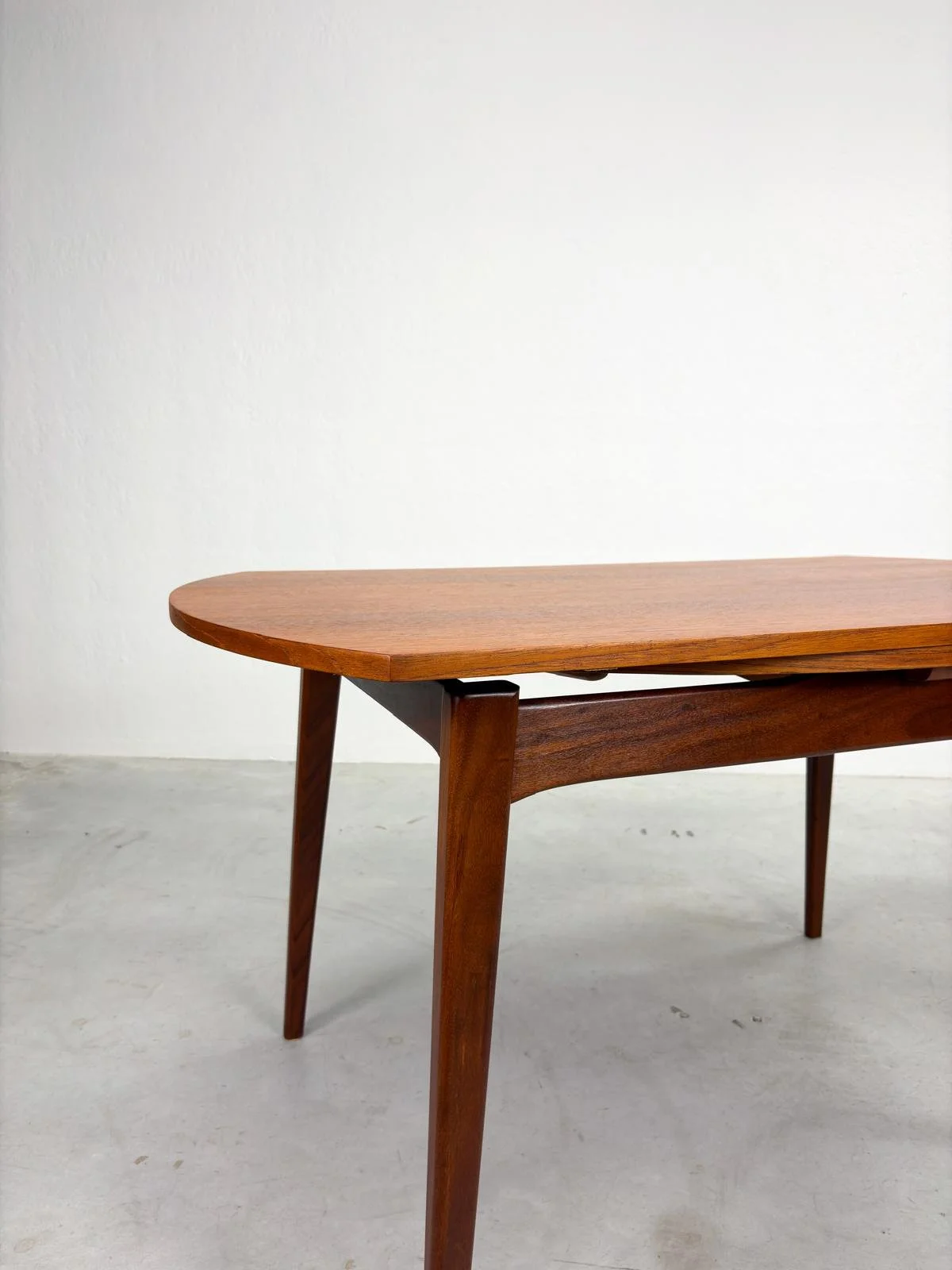 Uitschuifbare Ronde Eetkamertafel van Louis van Teeffelen (5).jpeg