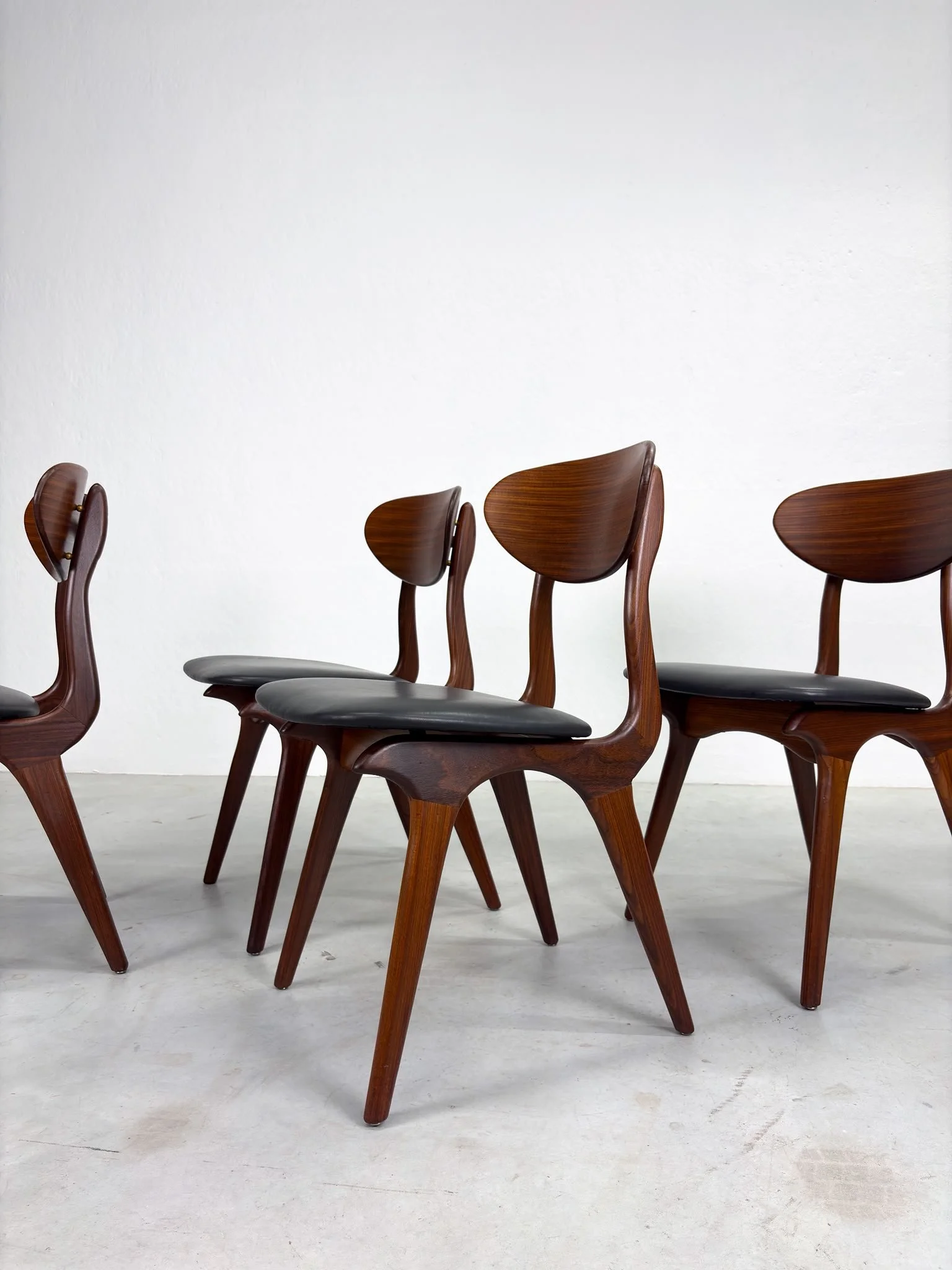 Set 'Snavel' Eetkamerstoelen van Louis van Teeffelen (16).jpeg