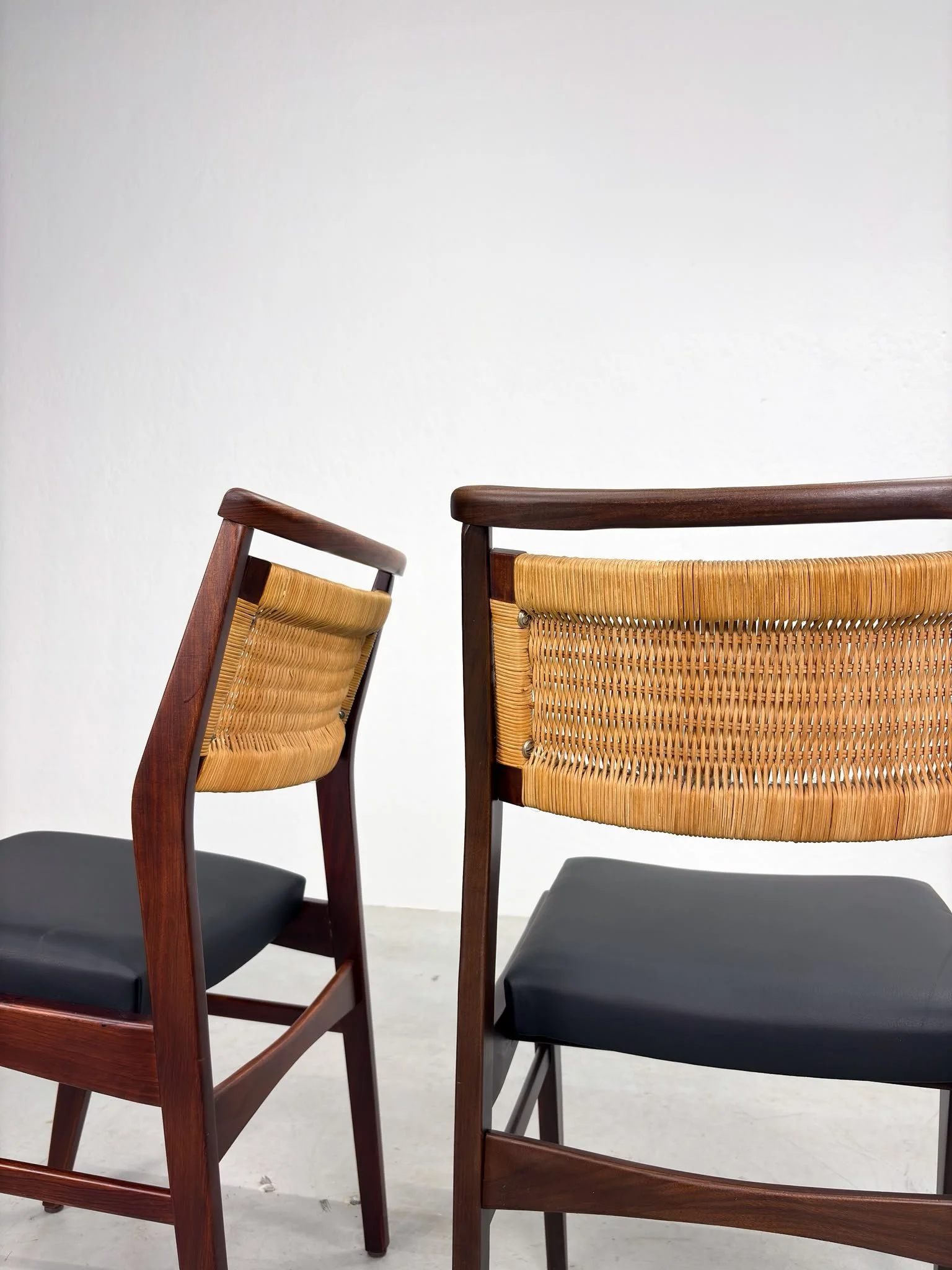 Mid-century Eetkamerstoelen met Rieten Rugleuning (16).jpeg