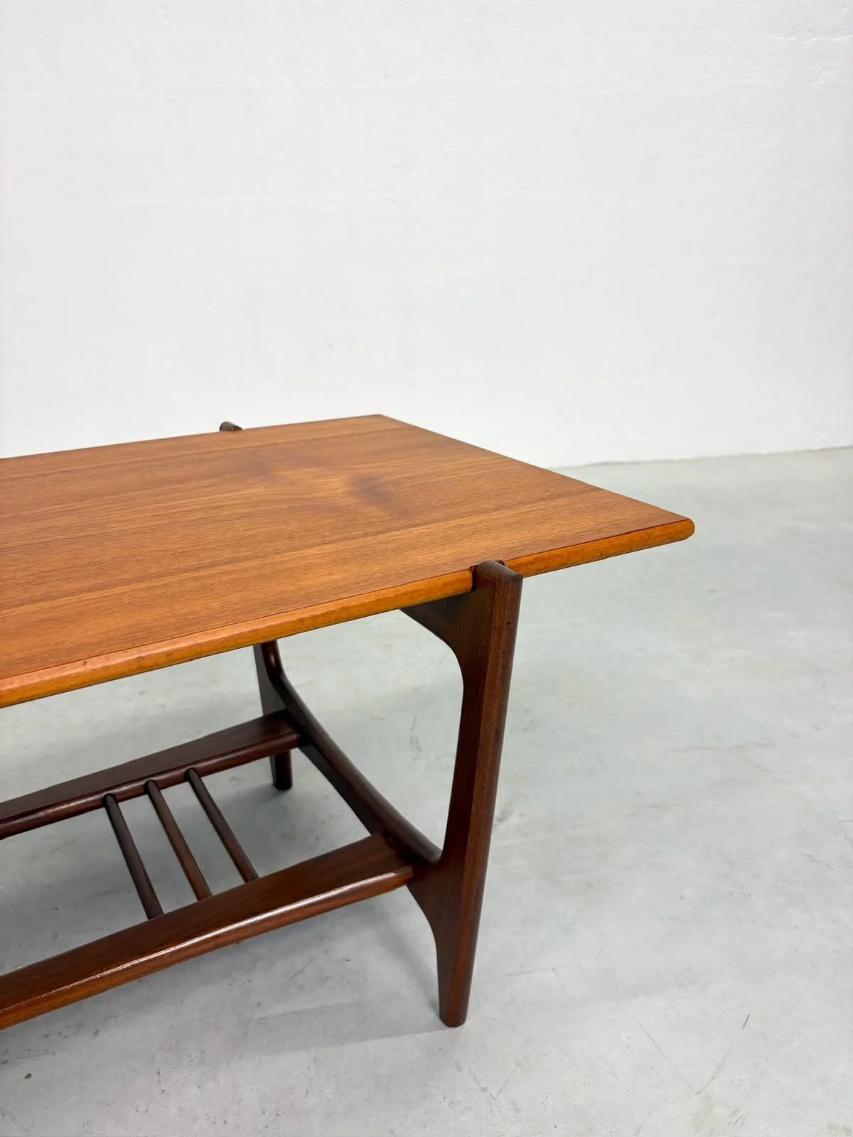 Vintage Teak Salontafel met Lectuurrek (16).jpeg