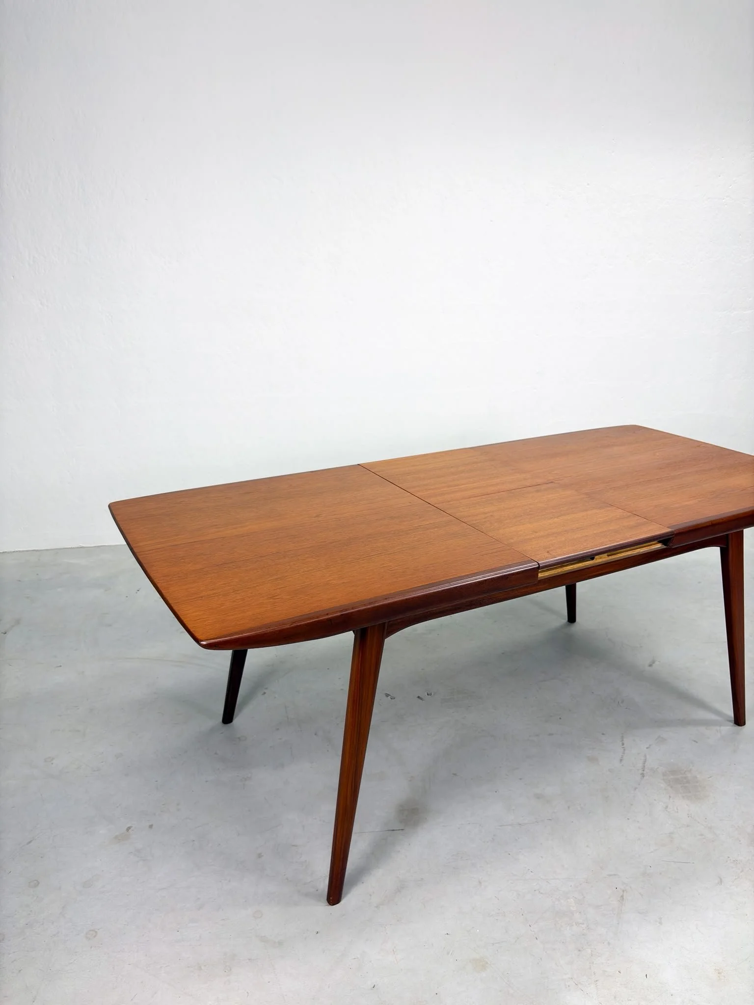 'Milaan' Eetkamertafel van Louis van Teeffelen voor Wébé (7).jpeg
