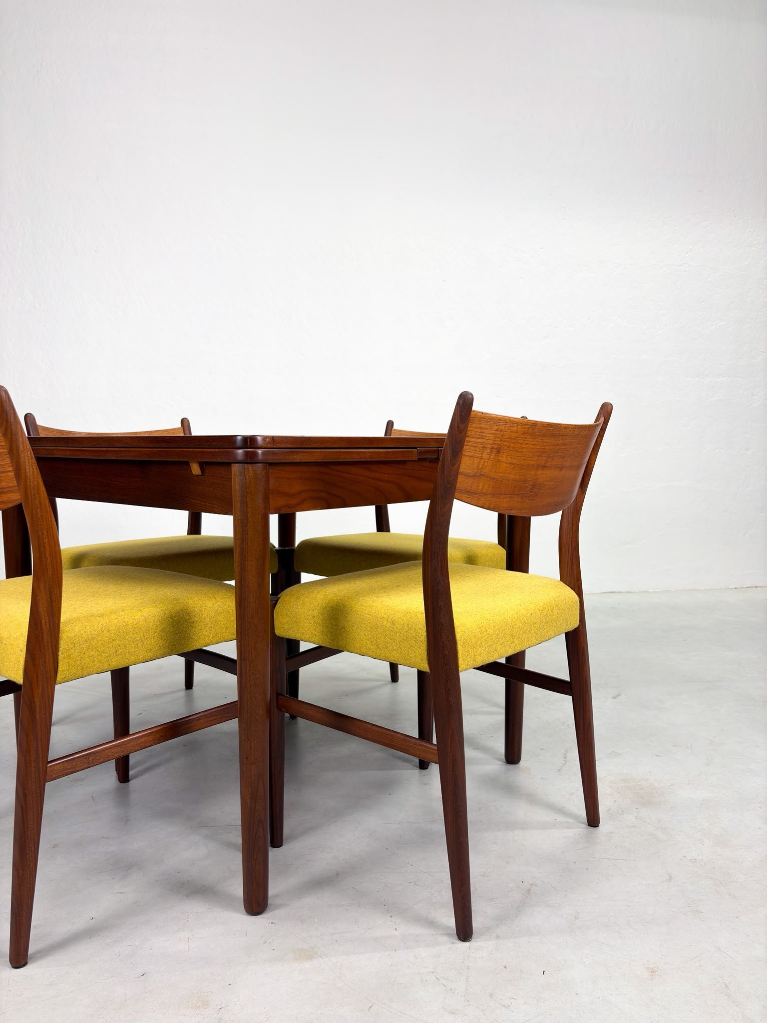 'TT24' Eetkamertafel van Cees Braakman voor Pastoe (1).jpeg