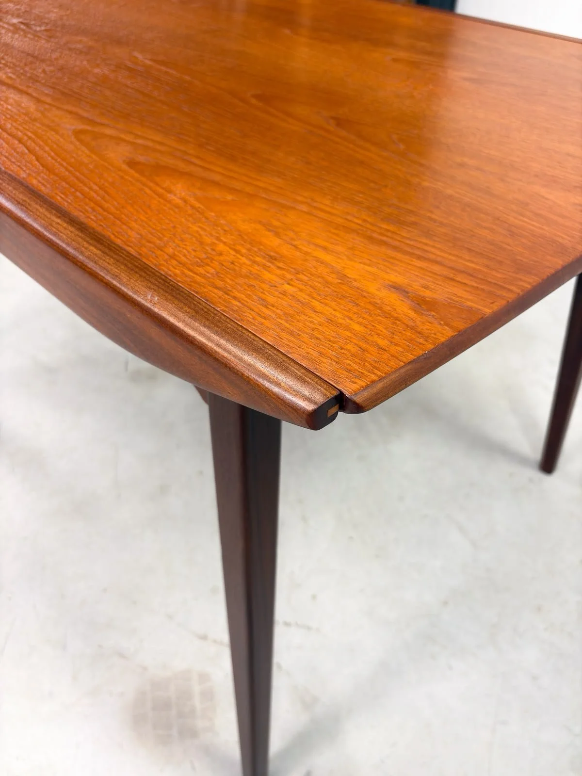 'Milaan' Eettafel van Louis van Teeffelen (14).jpeg