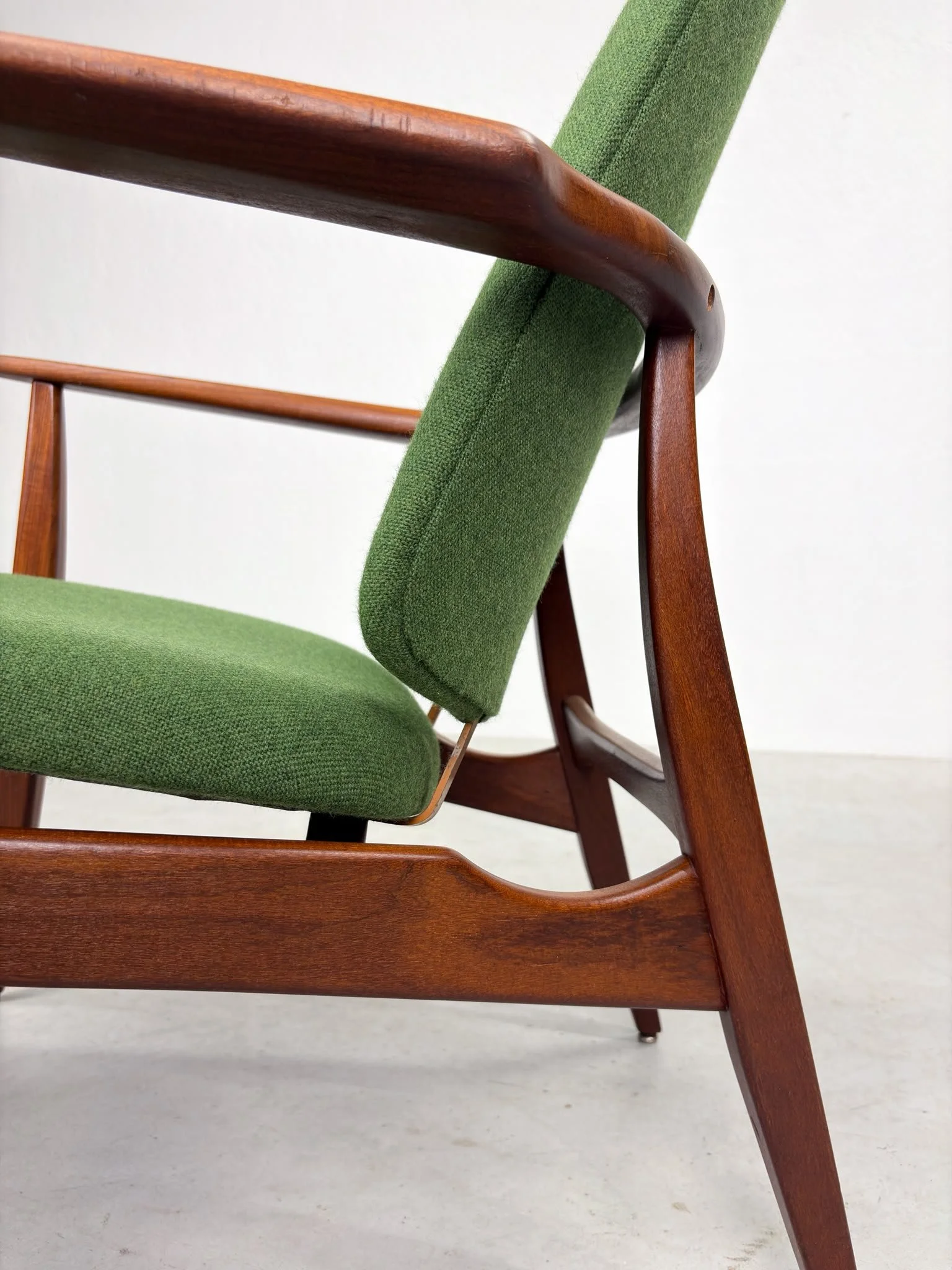 'Tolga' Fauteuil van Louis van Teeffelen voor Wébé (14).jpeg