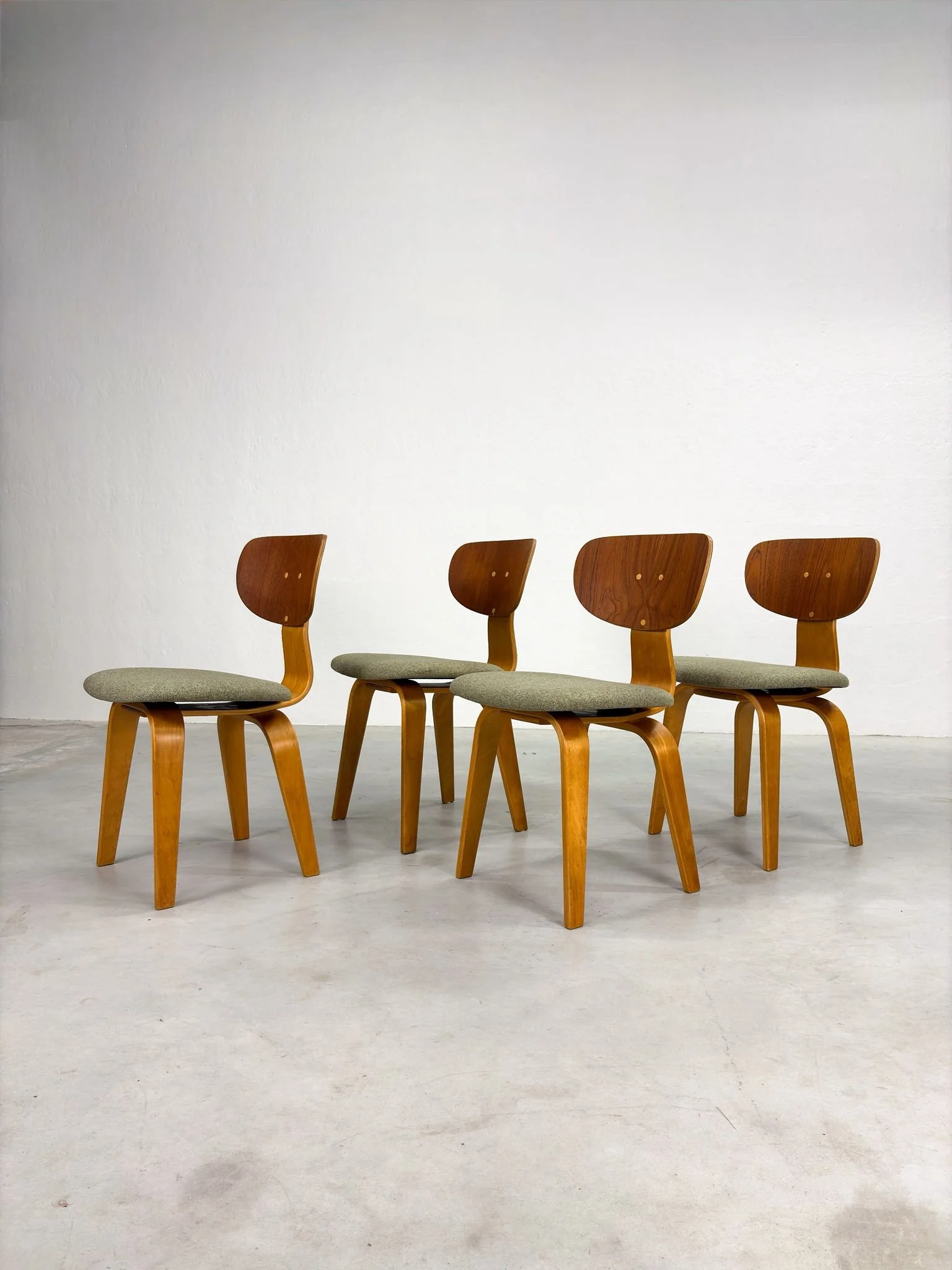 Set 'SB02' Eetkamerstoelen van Cees Braakman voor Pastoe (20).jpeg