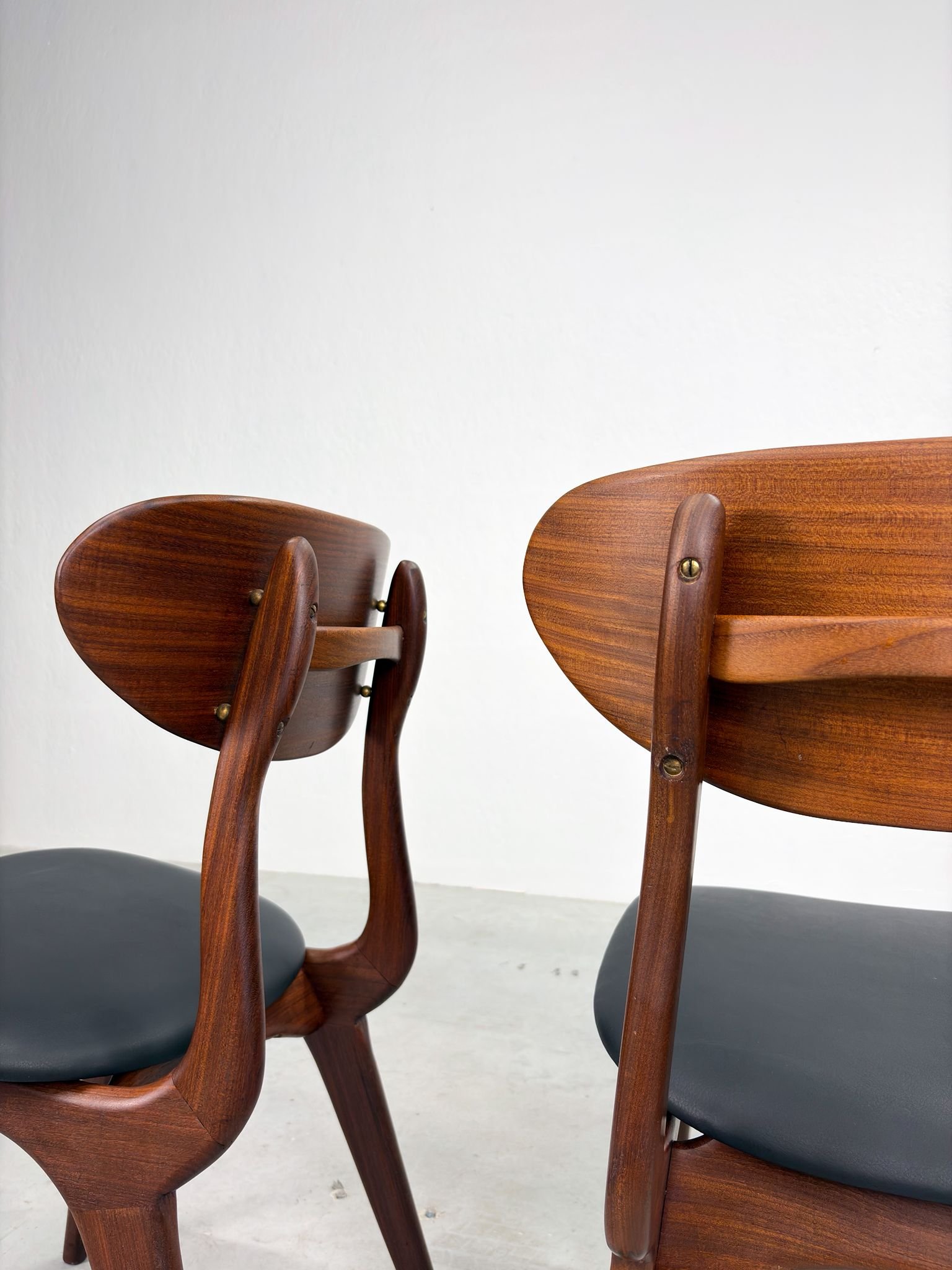 Set 'Snavel' Eetkamerstoelen van Louis van Teeffelen (14).jpeg