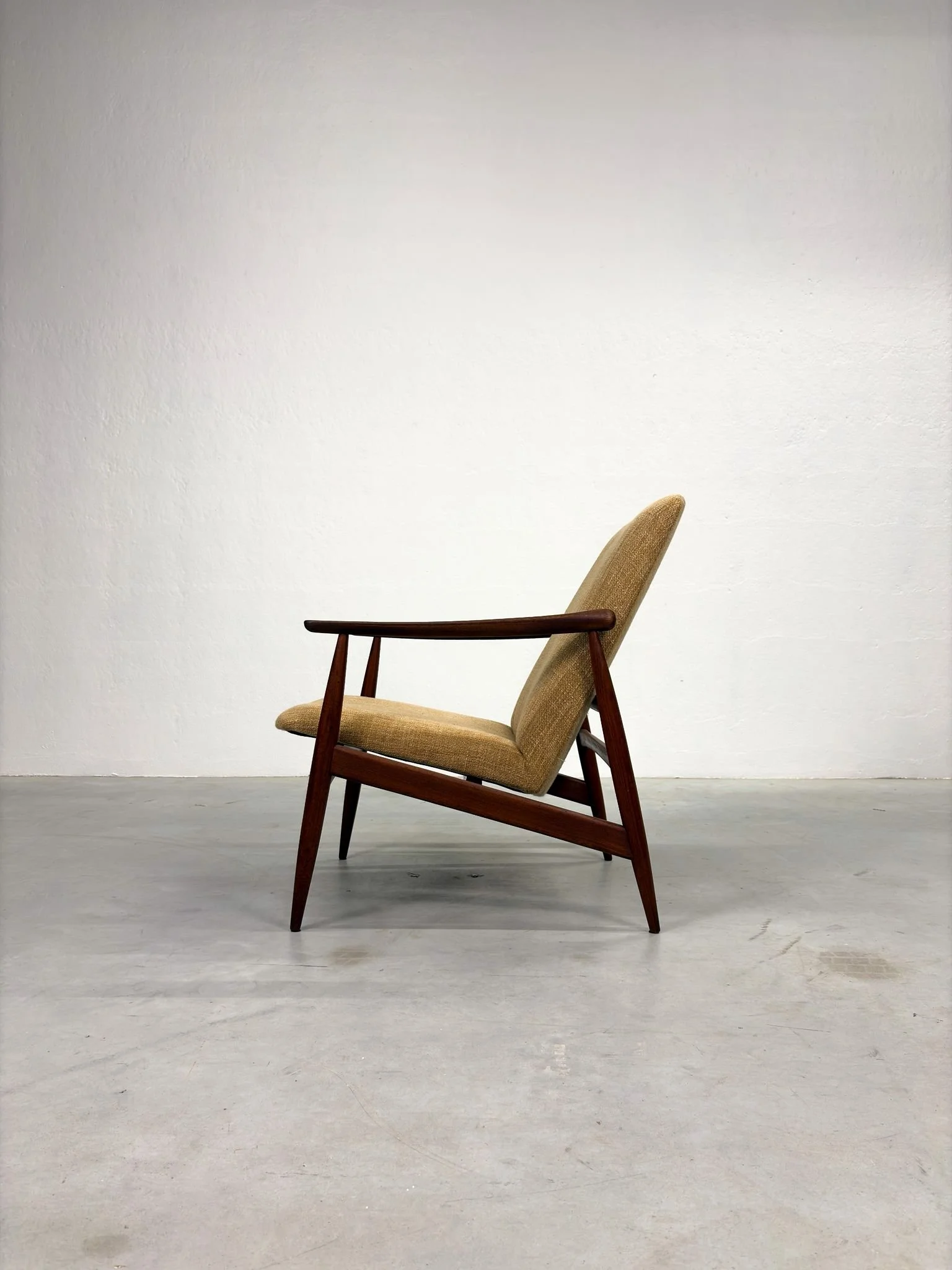 Vintage Okergele Fauteuil in Deens Design  (12).jpeg