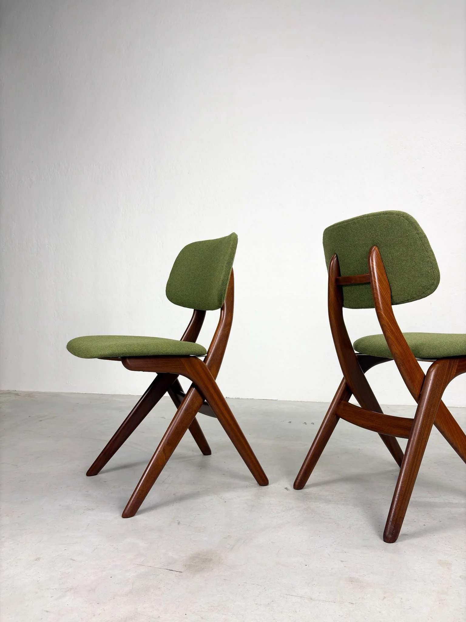 Set 'Scissor' Eetkamerstoelen van Louis van Teeffelen (14).jpeg