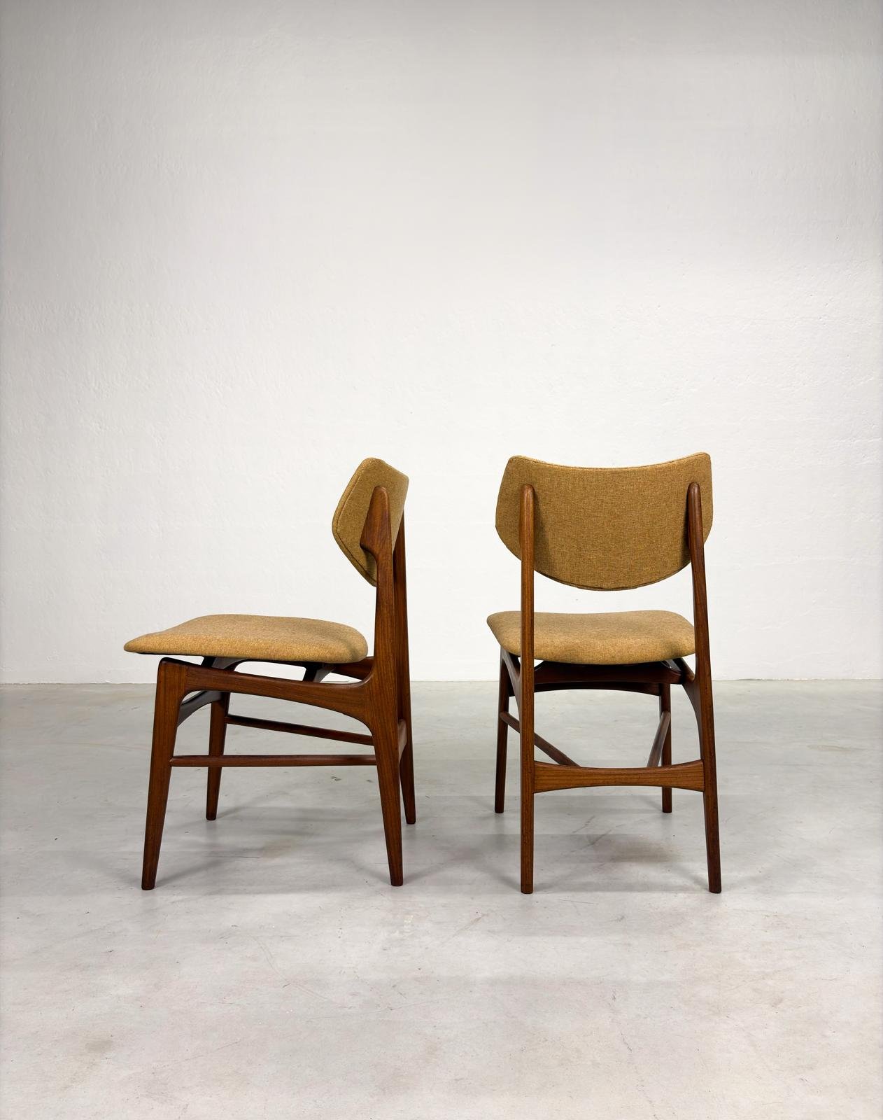 Set 'Hamar' Eetkamerstoelen van Louis van Teeffelen (12).jpeg