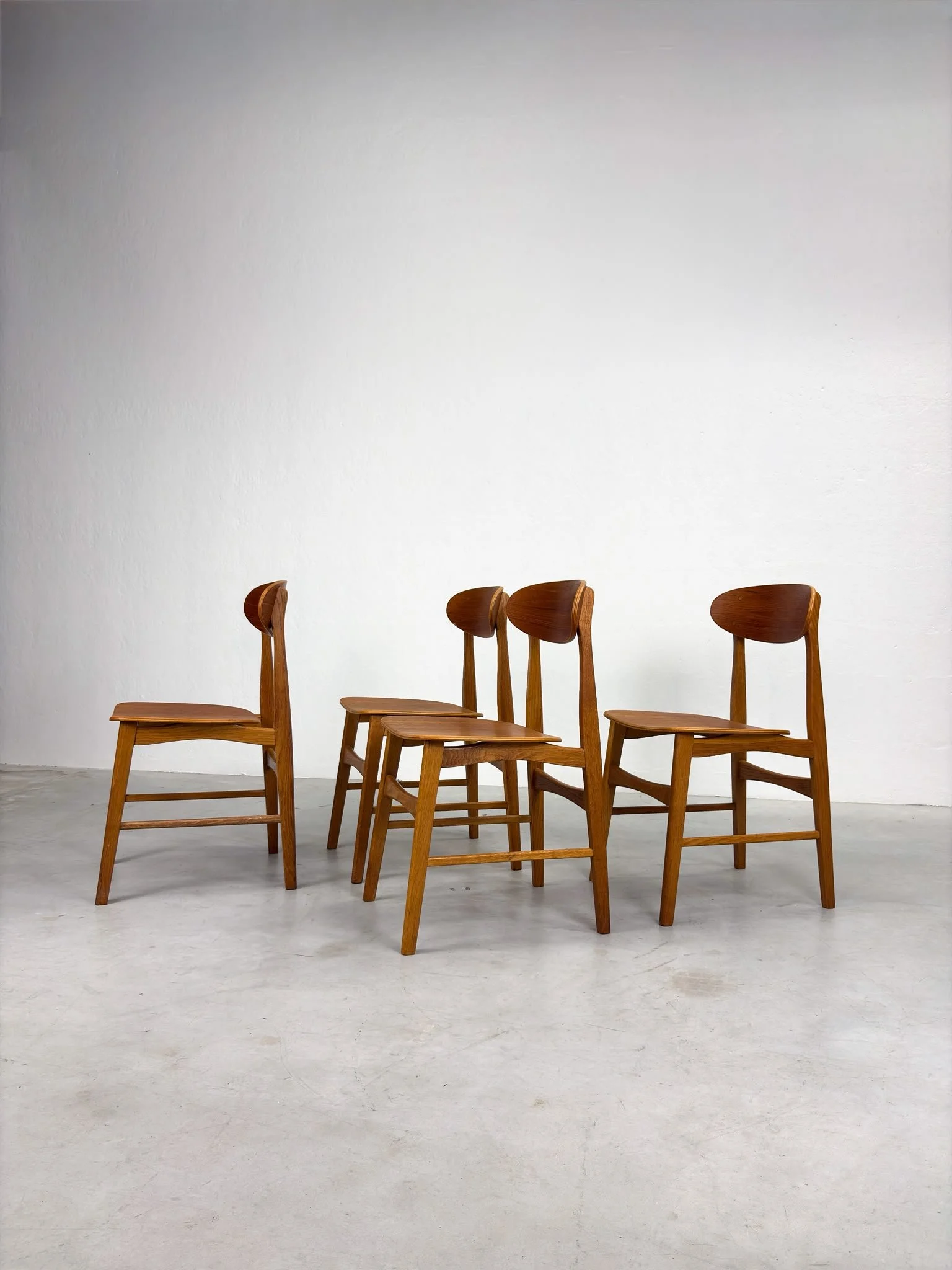 Set Mid-century Eetkamerstoelen van Eiken en Teak (2).jpeg