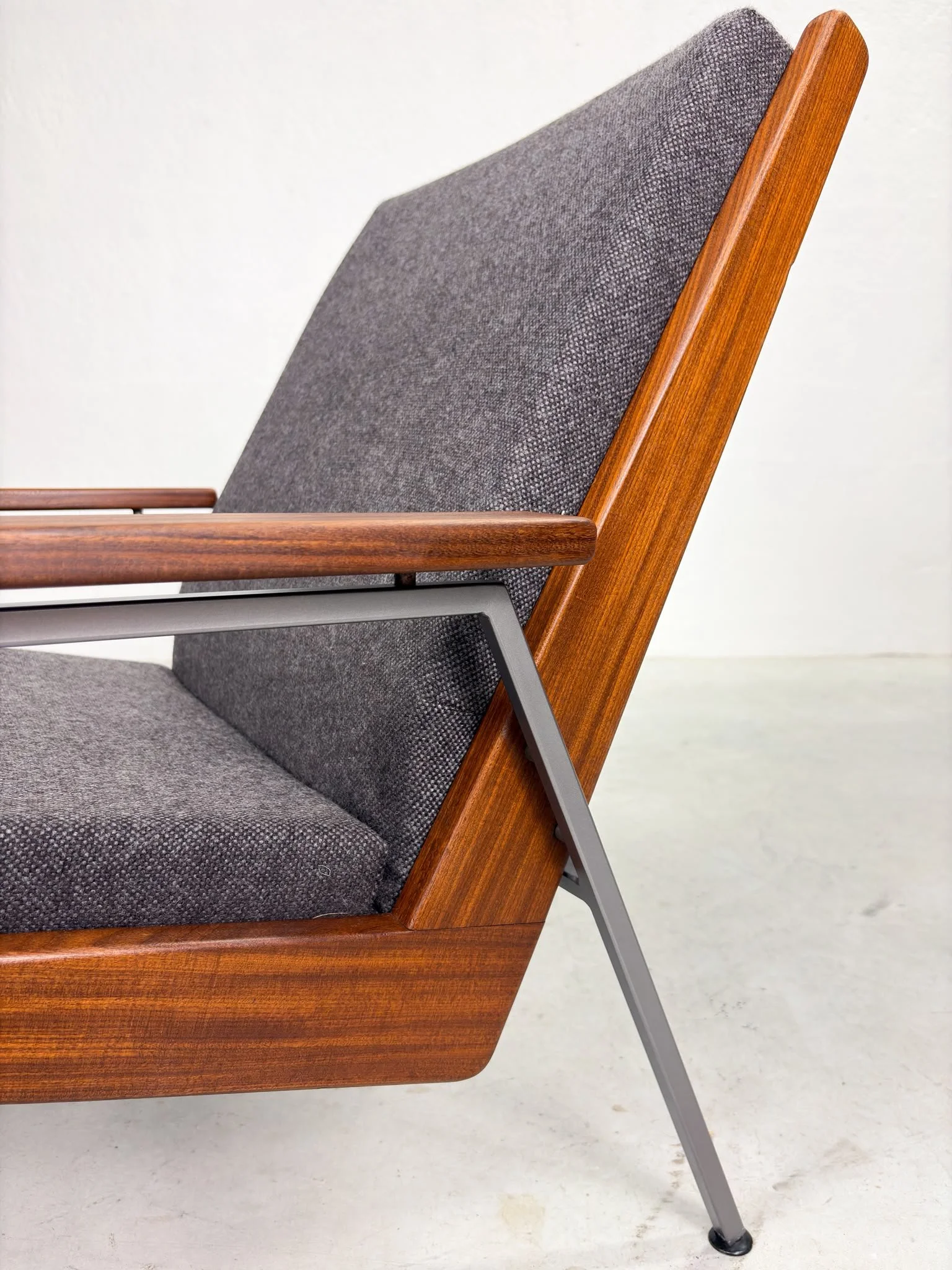 '1611 Lotus' Damesfauteuil van Rob Parry voor Gelderland (7).jpeg