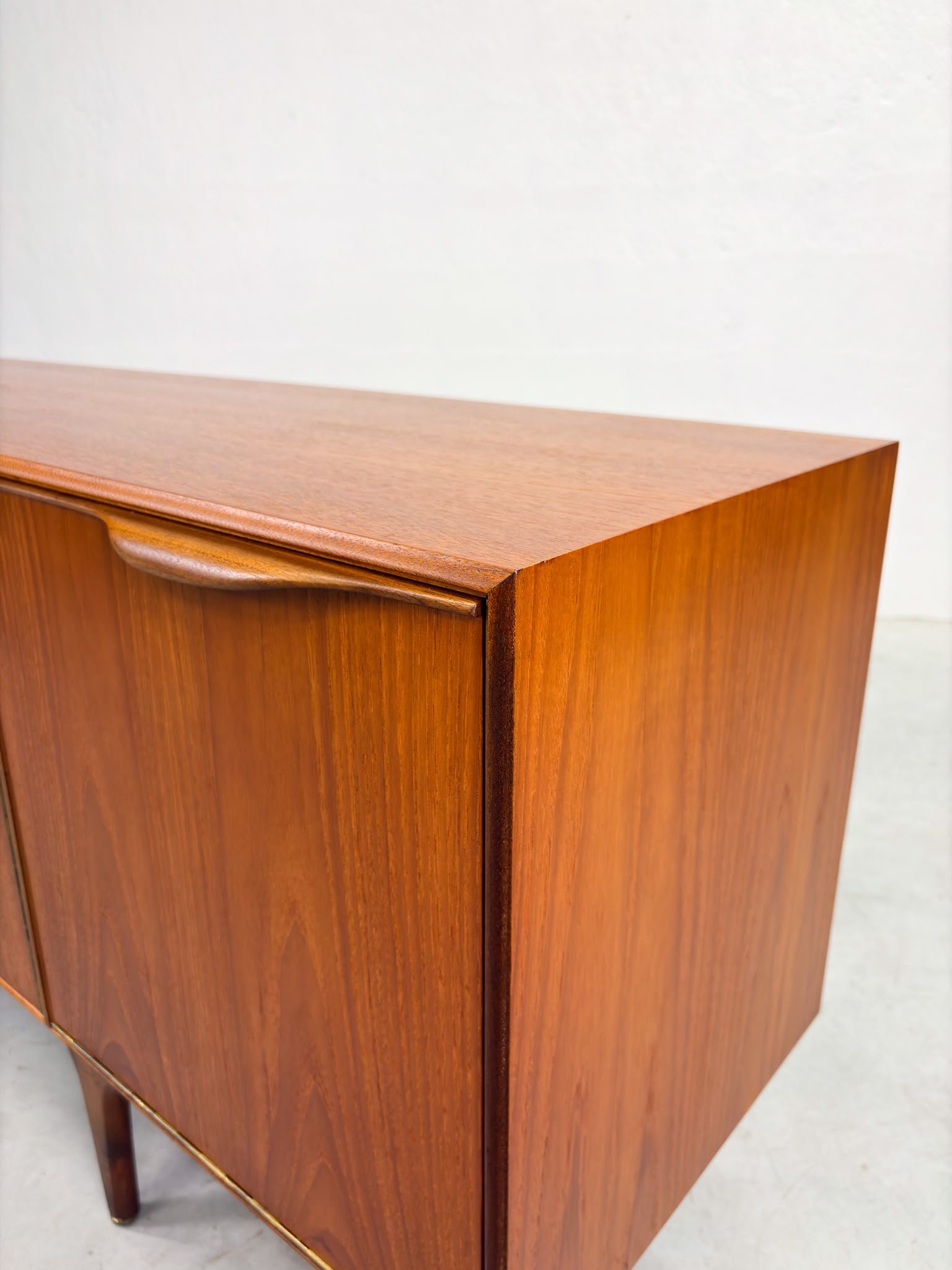 'Dunvegan' Sideboard van Tom Robertson voor McIntosh (3).jpeg