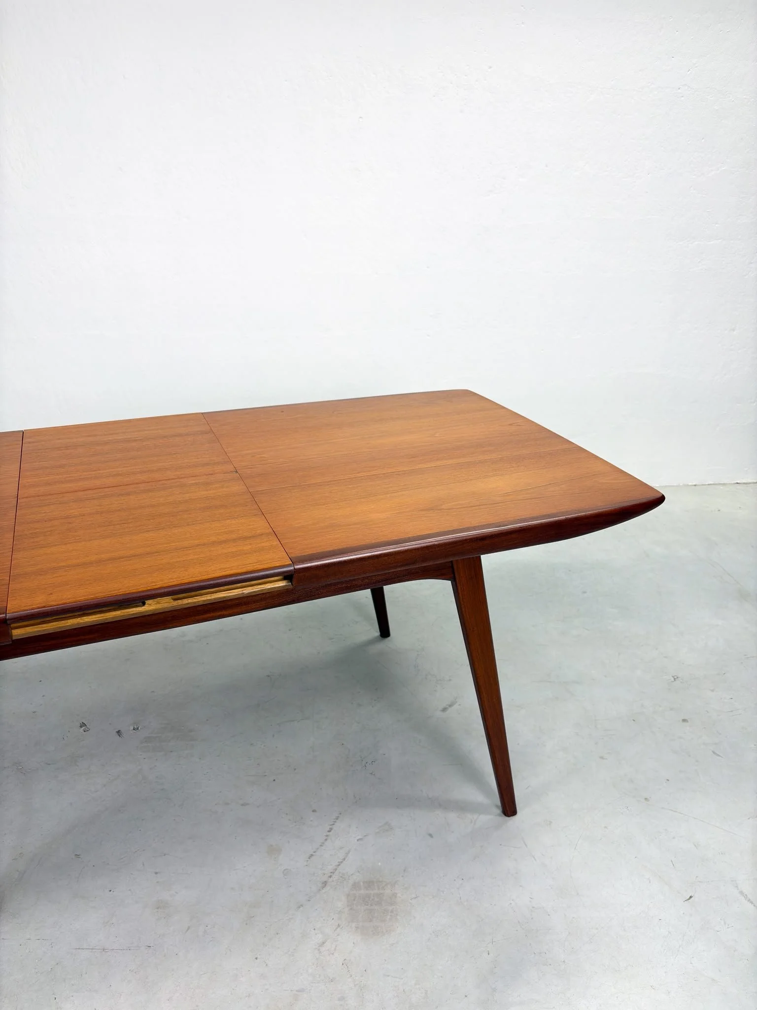 'Milaan' Eetkamertafel van Louis van Teeffelen voor Wébé (8).jpeg