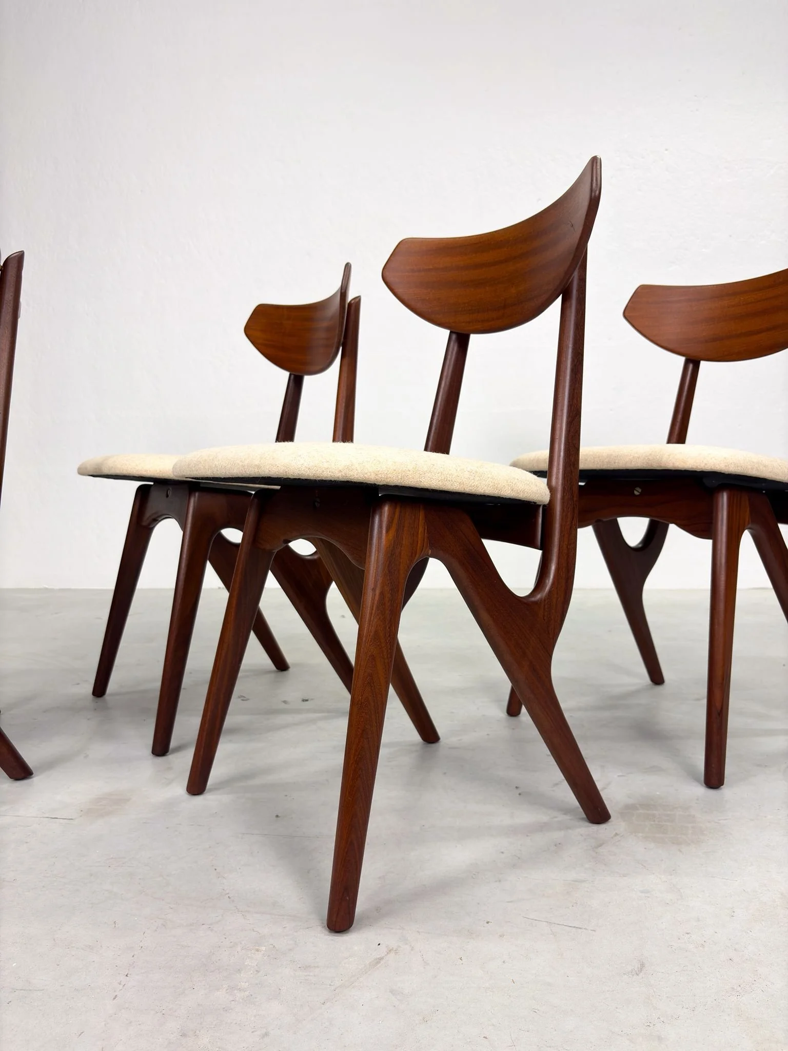 Set Mid-Century Eetkamerstoelen van AwA (4).jpeg