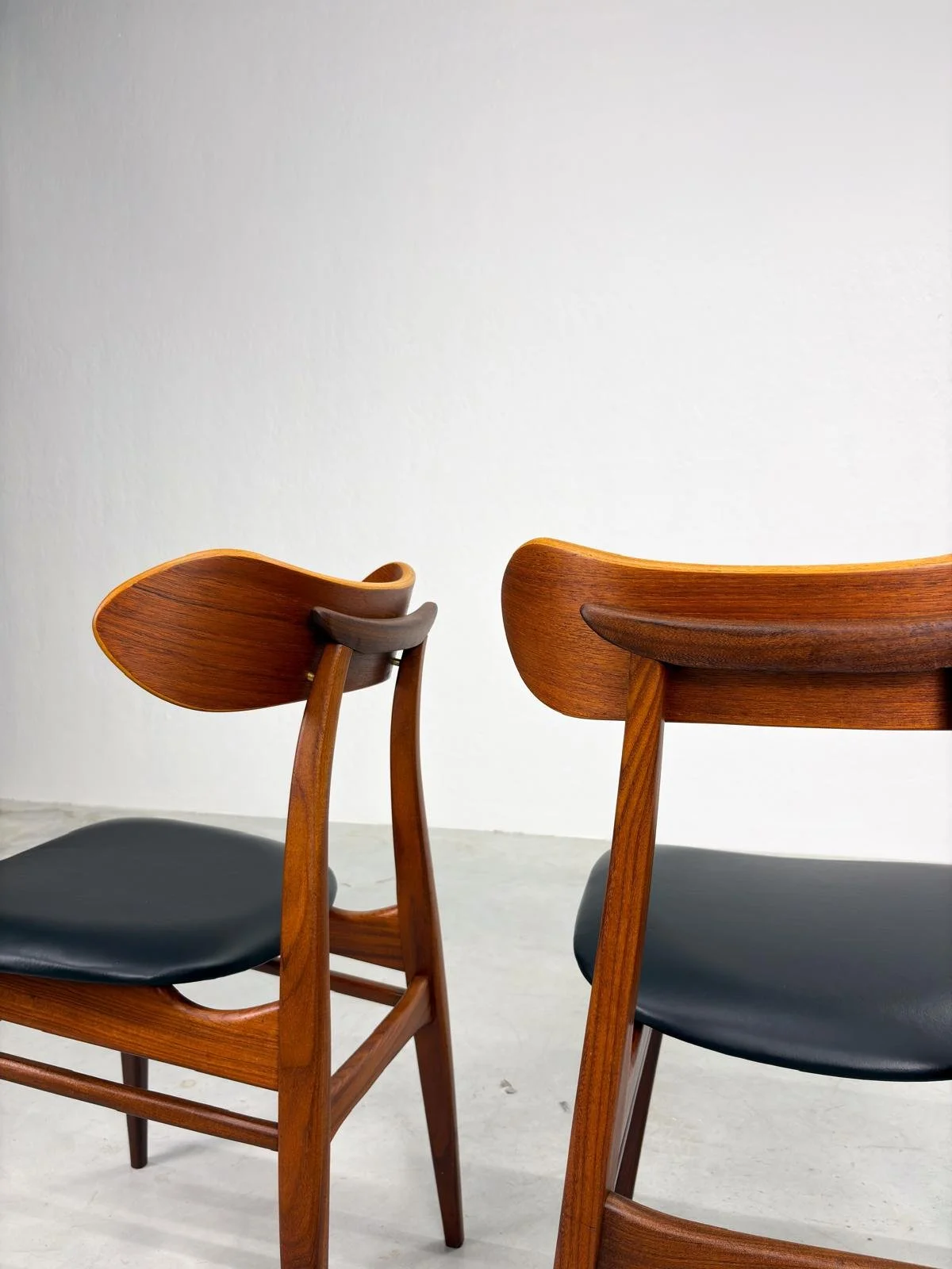 Set 'Kastrup' Eetkamerstoelen van Louis van Teeffelen (5).jpeg