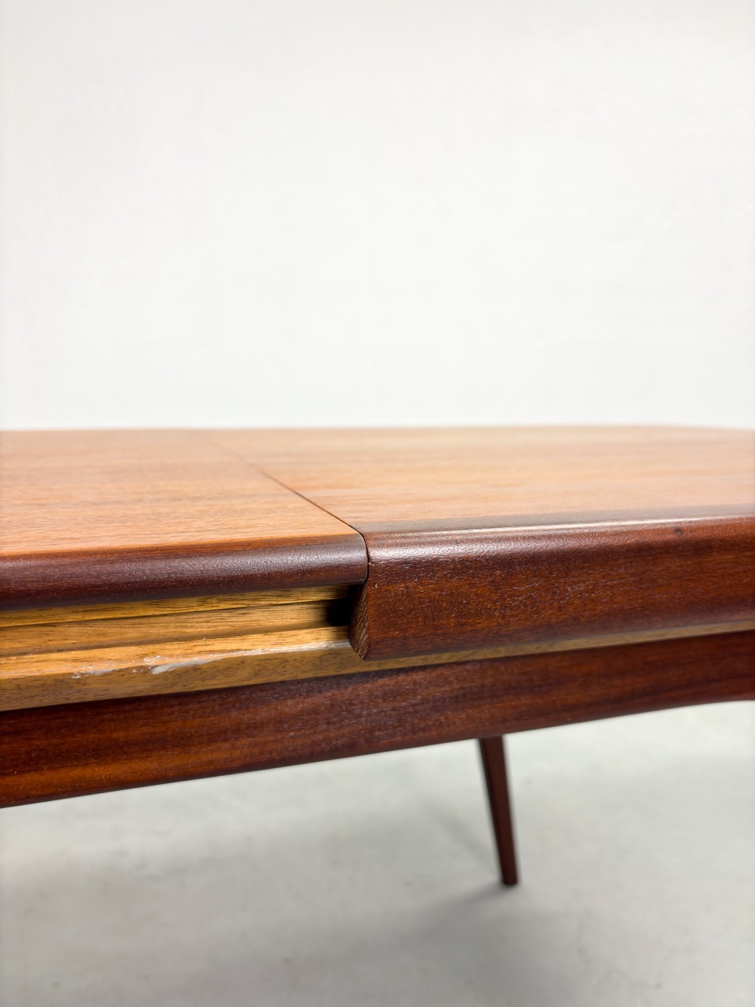 'Milaan' Eetkamertafel van Louis van Teeffelen voor Wébé (10).jpeg