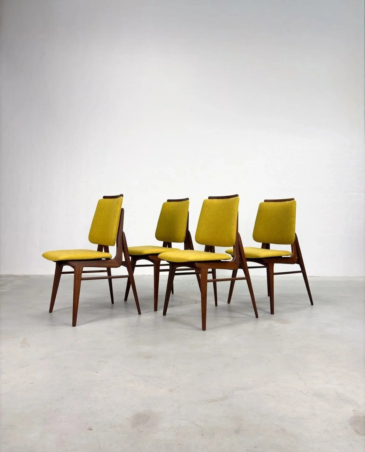 Zeldzame Set Mid-Century Eetkamerstoelen van AwA (20).jpg