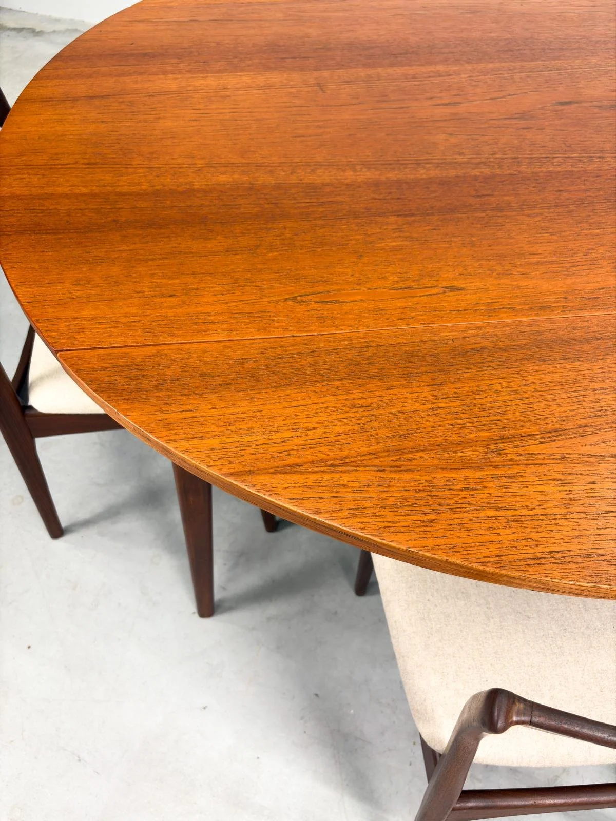 Uitschuifbare Ronde Eetkamertafel van Louis van Teeffelen (14).jpeg