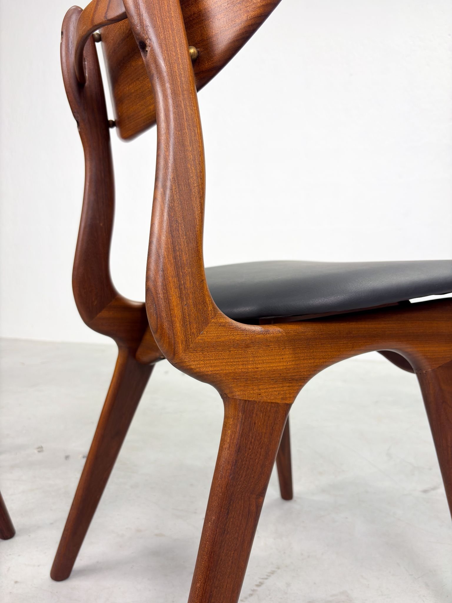 Set 'Snavel' Eetkamerstoelen van Louis van Teeffelen (3).jpeg