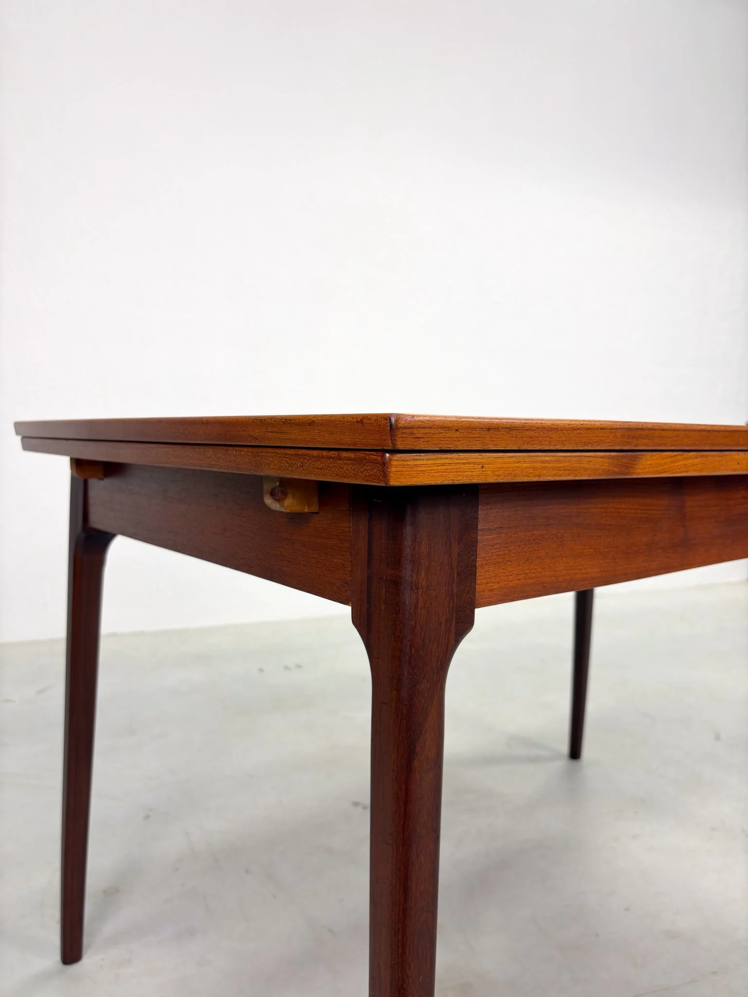 Uitschuifbare Mid-century Eettafel van AwA (6).jpeg