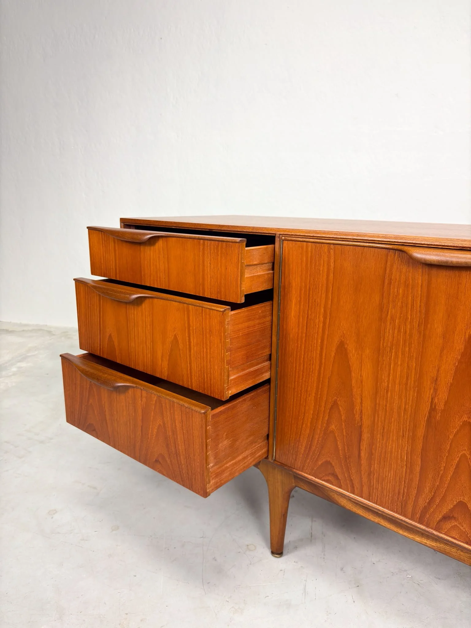 'Dunvegan' Sideboard van Tom Robertson voor McIntosh (20).jpeg
