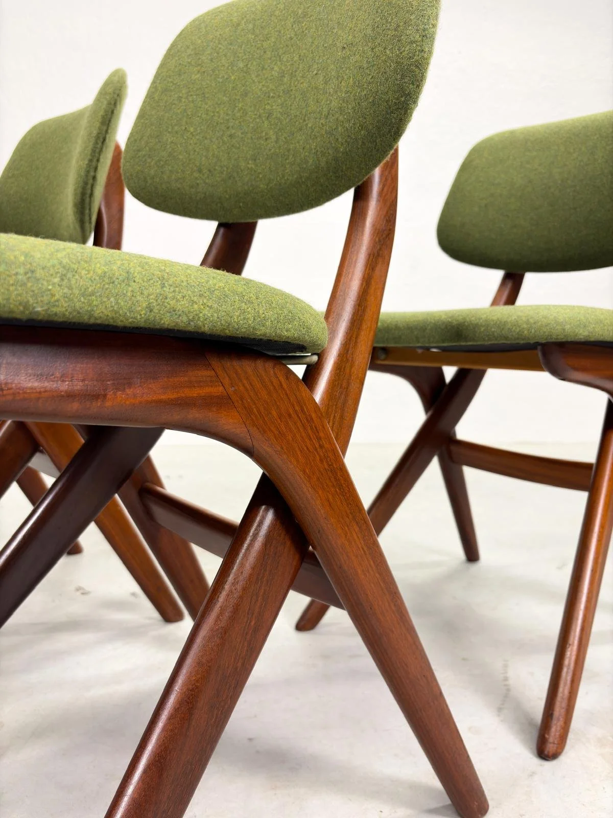 Set 'Scissor' Eetkamerstoelen van Louis van Teeffelen (12).jpeg