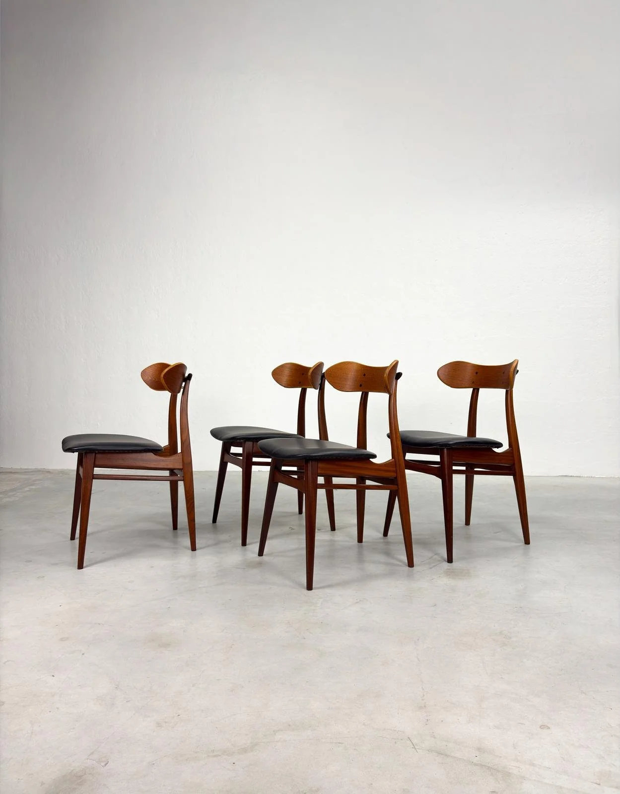 Set 'Kastrup' Eetkamerstoelen van Louis van Teeffelen (14).jpeg