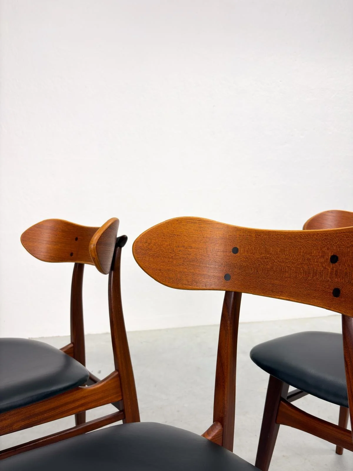 Set 'Kastrup' Eetkamerstoelen van Louis van Teeffelen (15).jpeg