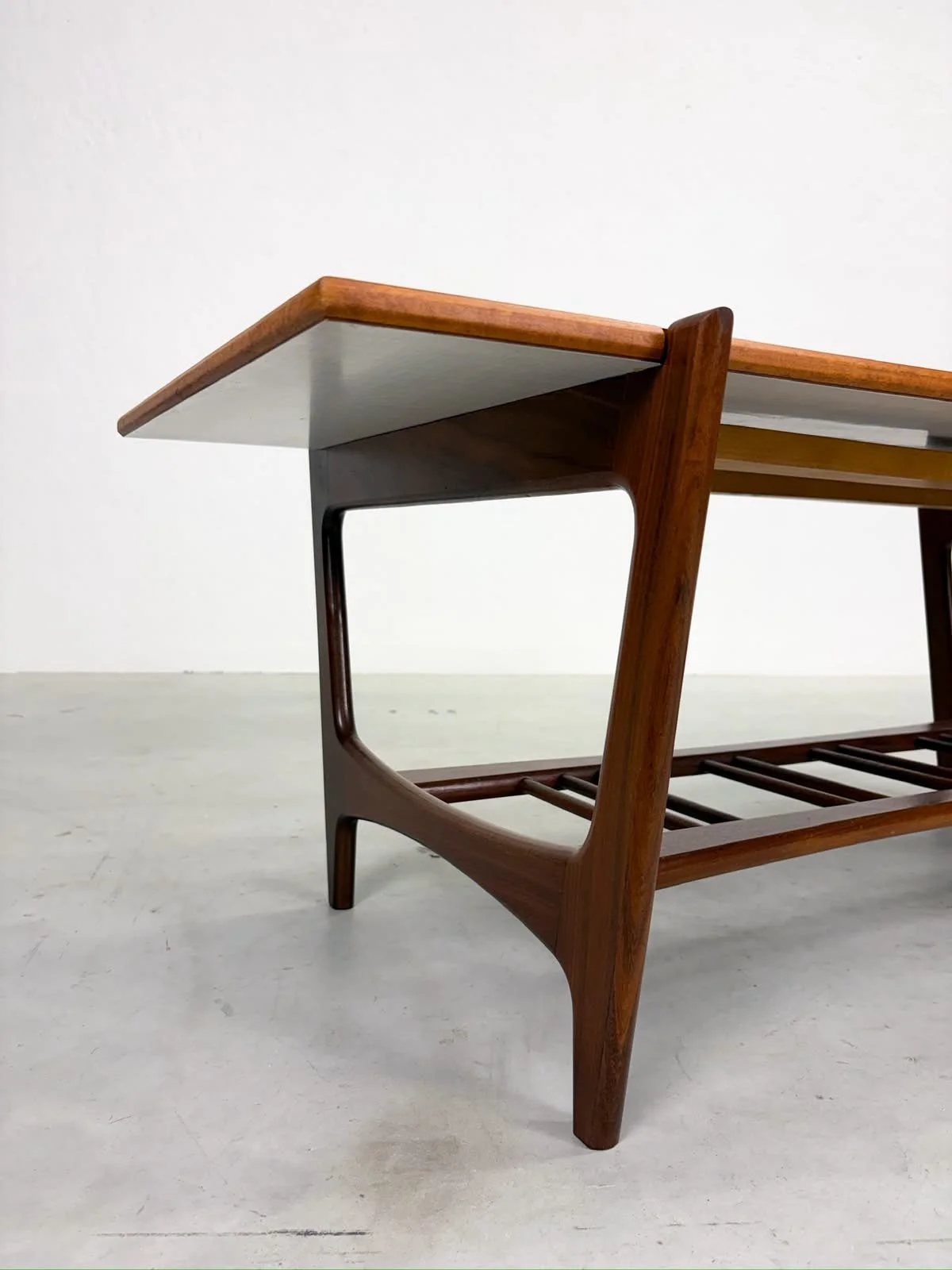 Vintage Teak Salontafel met Lectuurrek (4).jpeg