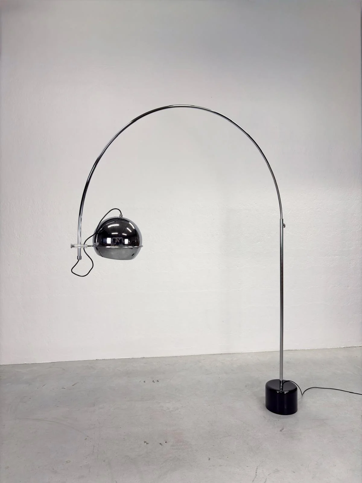 XXL Booglamp in Chroom van Gepo Amsterdam (8).jpeg