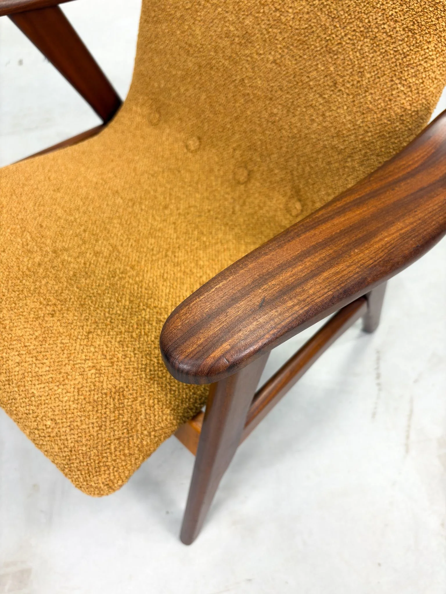 Okergele Fauteuil Louis van Teeffelen (5).jpeg