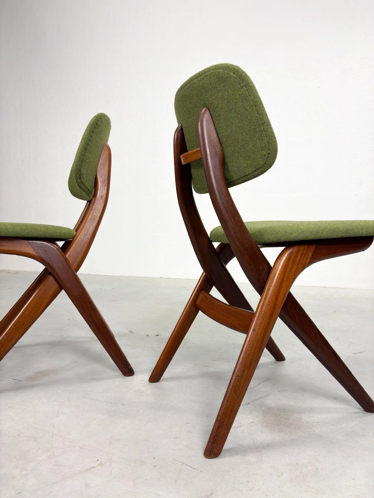 Set 'Scissor' Eetkamerstoelen van Louis van Teeffelen (5).jpeg