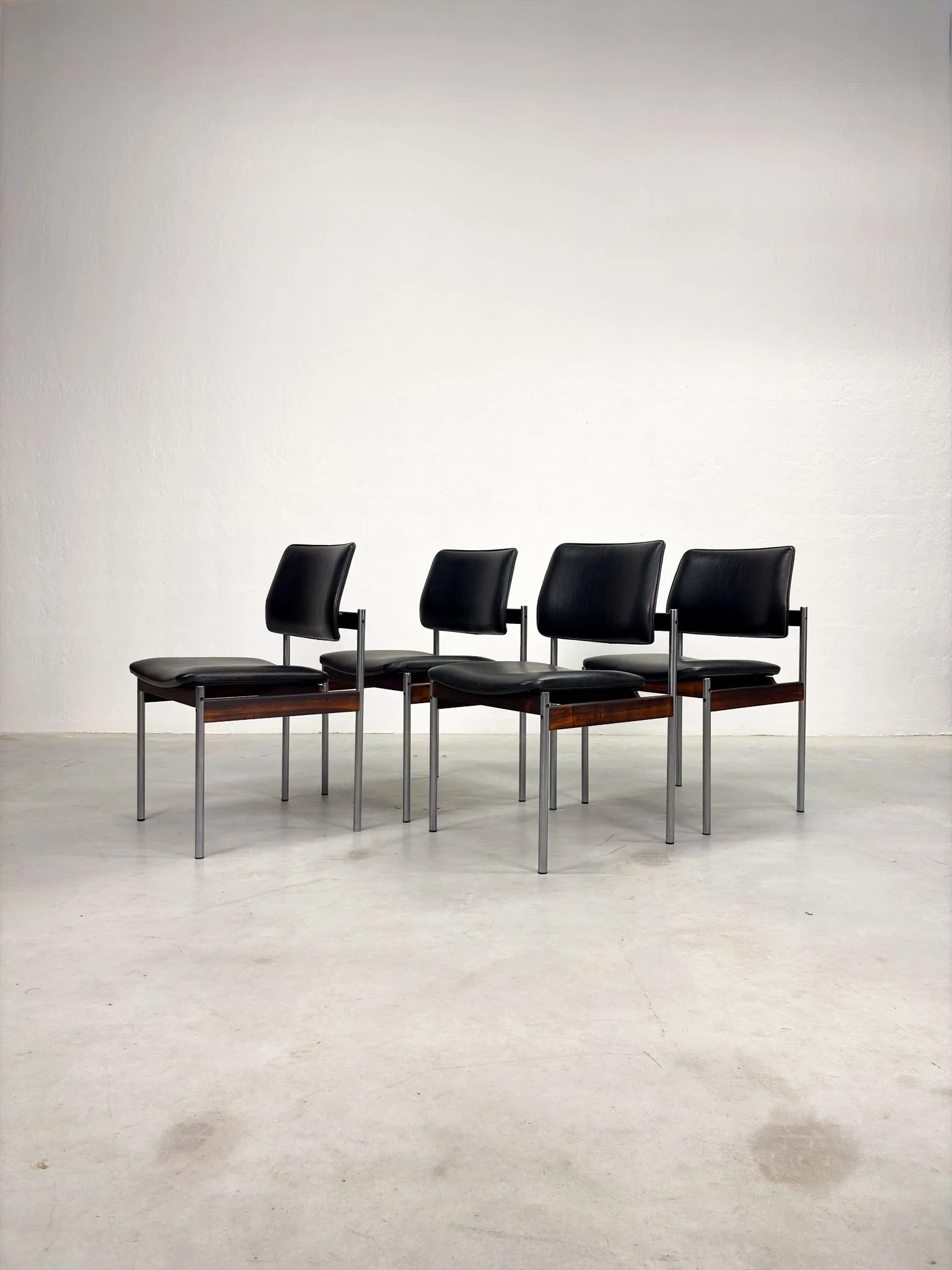 Set Mid-century Eetkamerstoelen van Thereca (15).jpeg