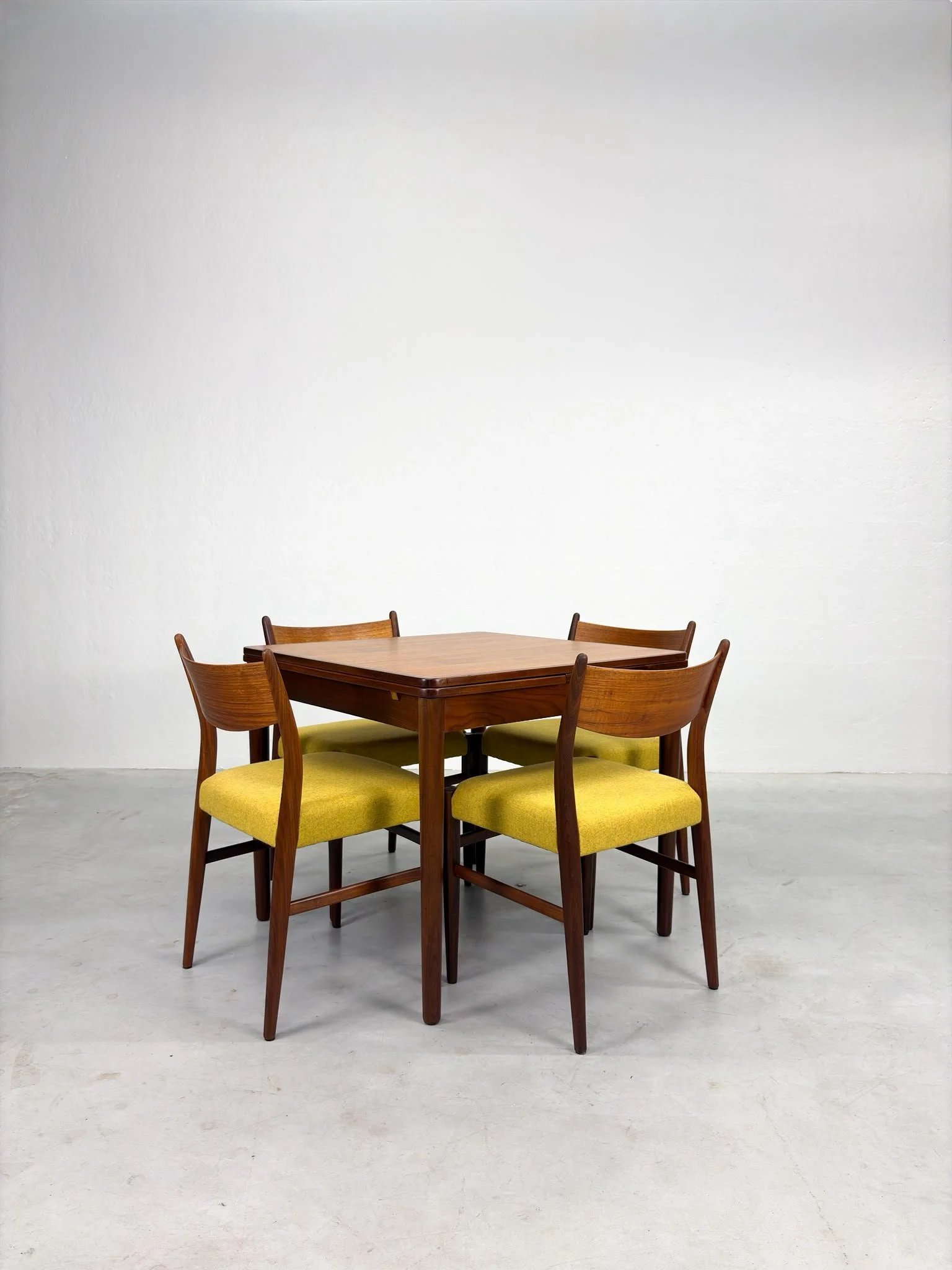 'TT24' Eetkamertafel van Cees Braakman voor Pastoe (17).jpeg