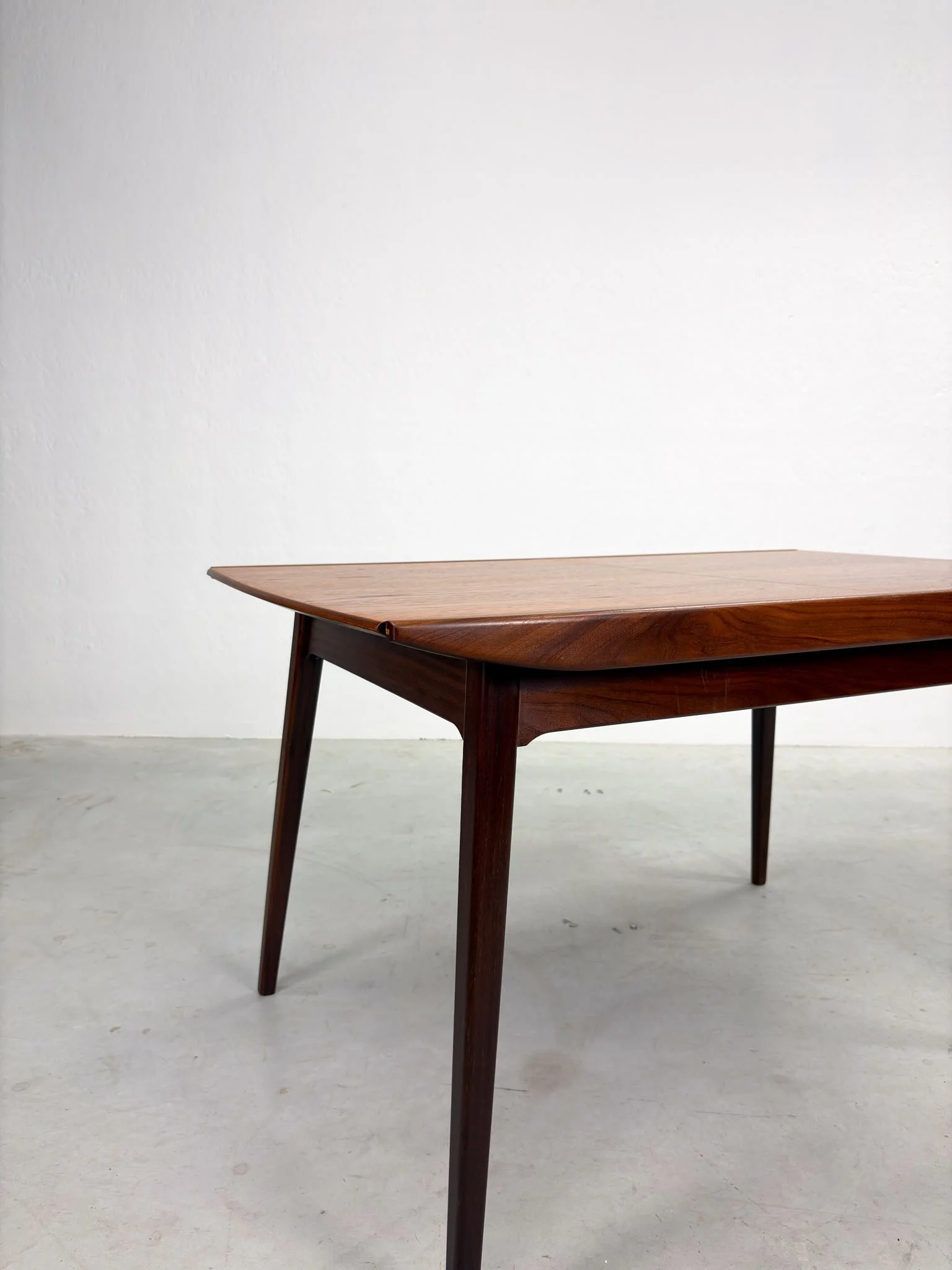 'Milaan' Eettafel van Louis van Teeffelen (7).jpeg