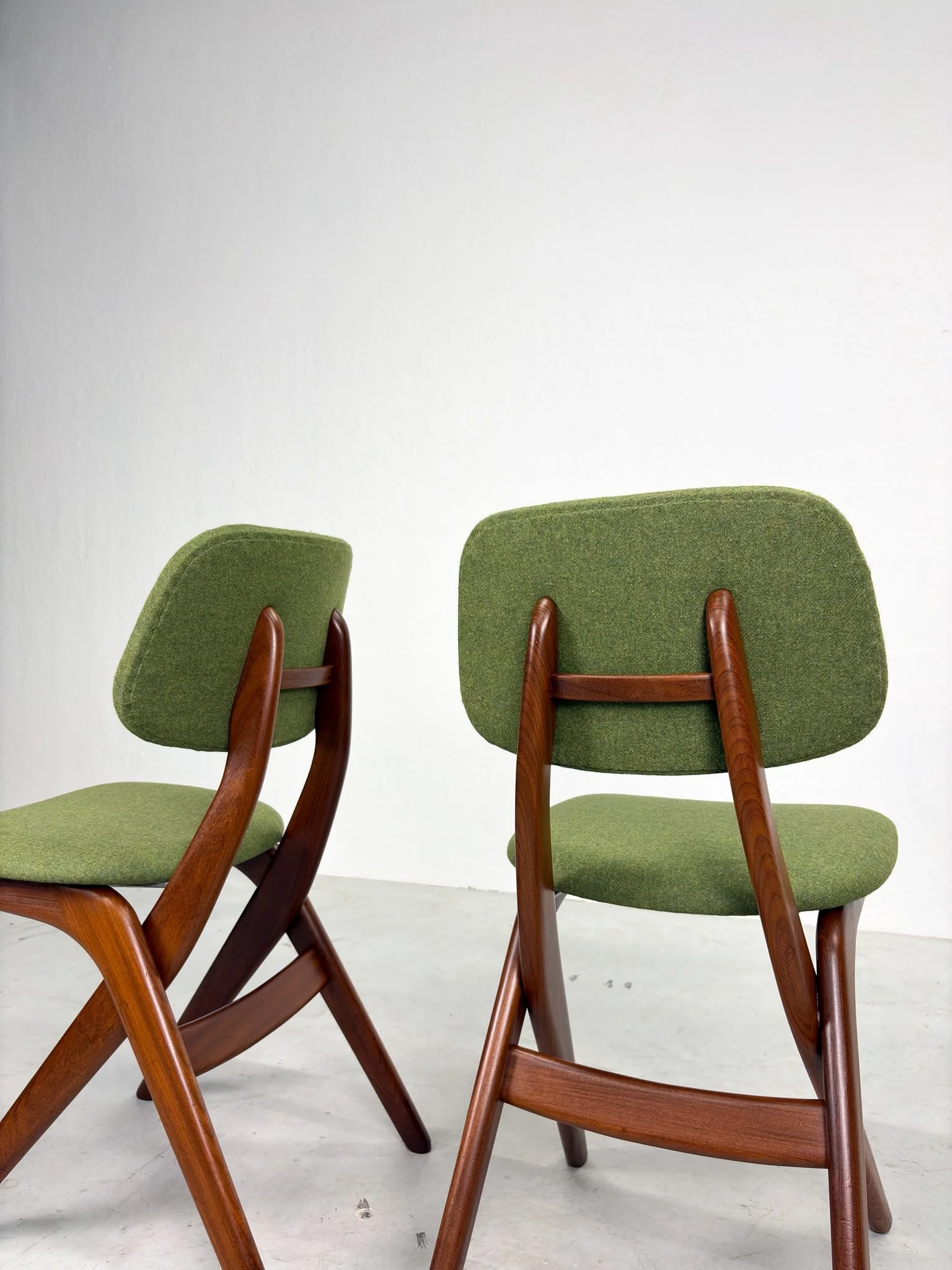Set 'Scissor' Eetkamerstoelen van Louis van Teeffelen (11).jpeg