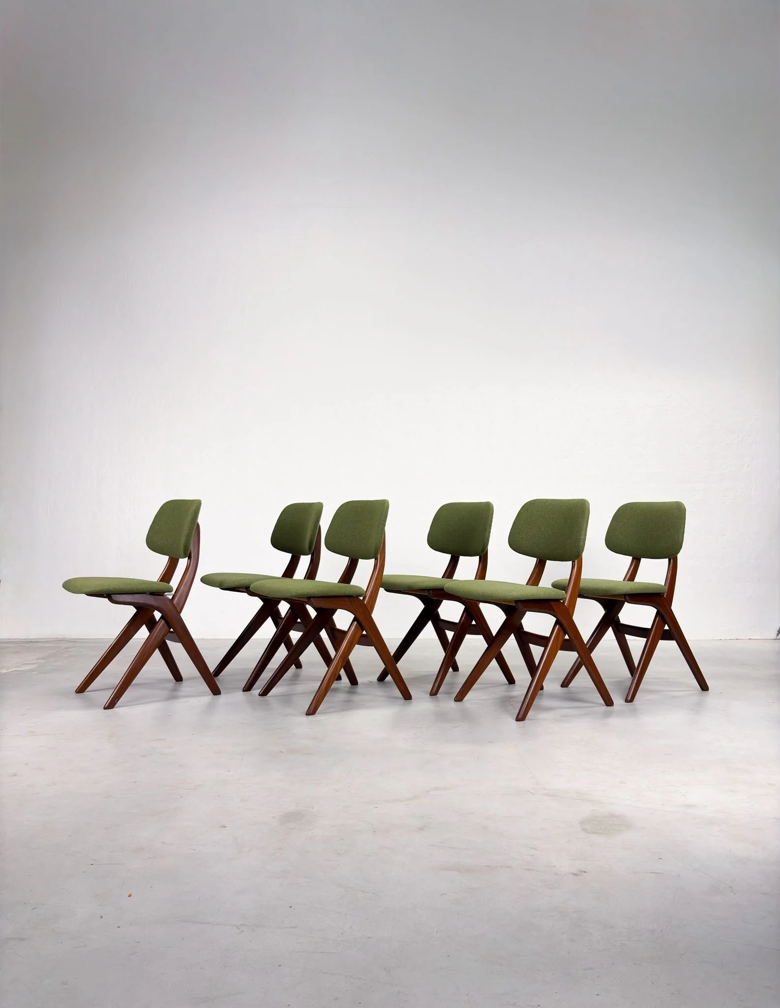 Set 'Scissor' Eetkamerstoelen van Louis van Teeffelen
