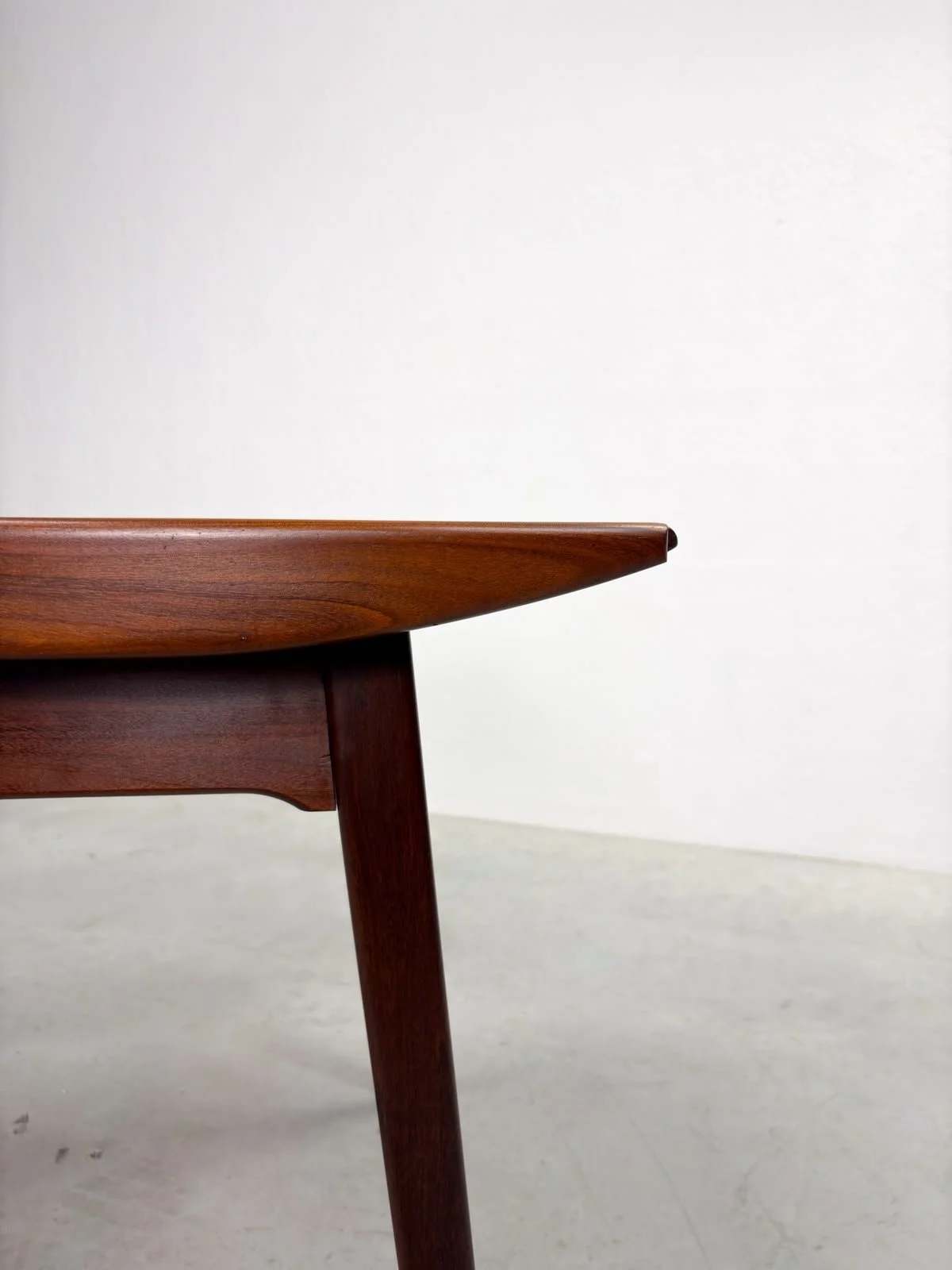 'Milaan' Eettafel van Louis van Teeffelen (13).jpeg