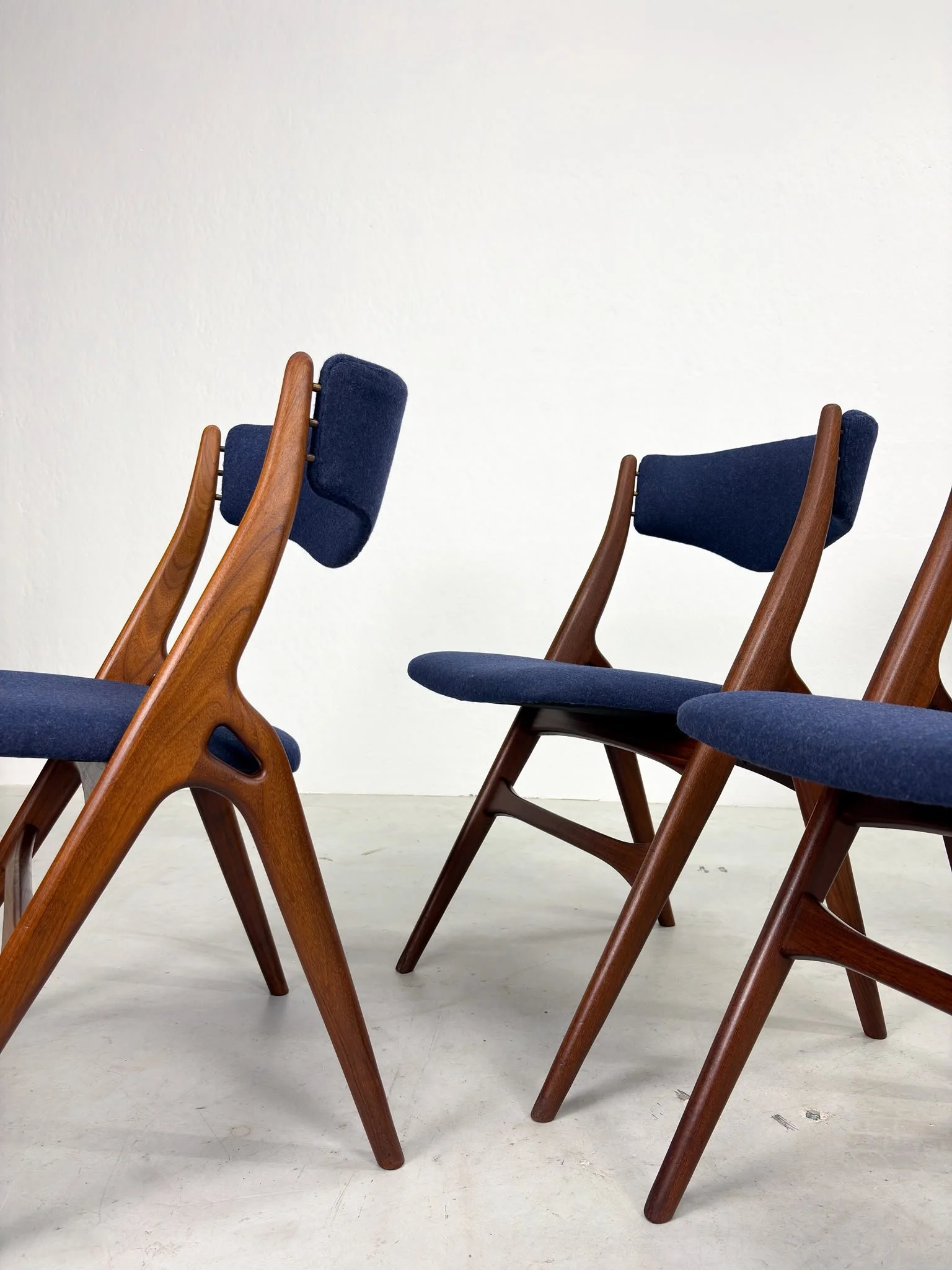 Set 'Aska' Eetkamerstoelen van Louis van Teeffelen voor Wébé (5).jpeg