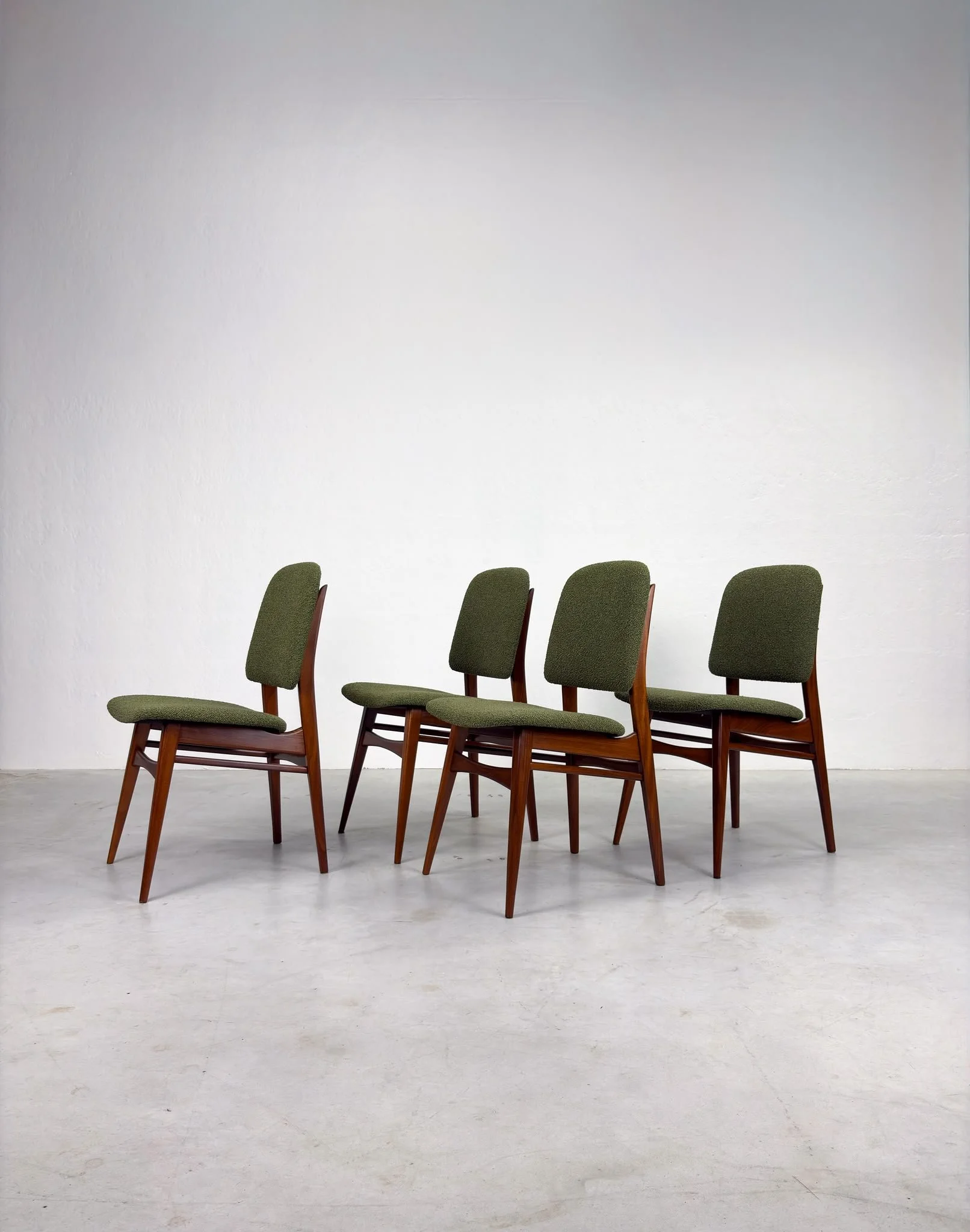 Set 'Milaan' Eetkamerstoelen van Louis van Teeffelen voor Wébé